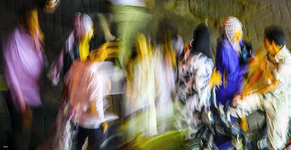 Photographie abstraite panoramique — silhouettes en mouvement jaune et violet, lumière nocturne Jemaa el-Fna Marrakech | Bybadr