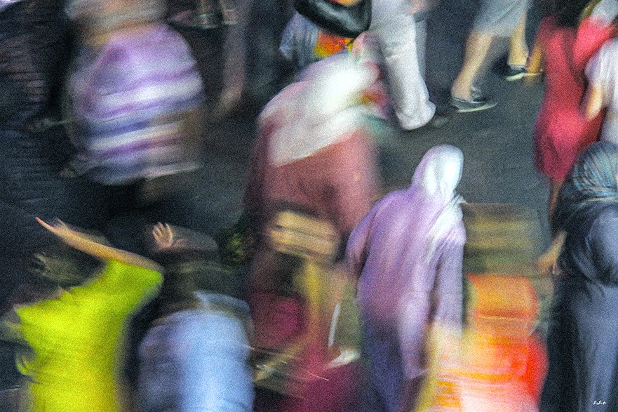 Photographie abstraite longue pose — foule en mouvement place Jemaa el-Fna Marrakech la nuit | Bybadr
