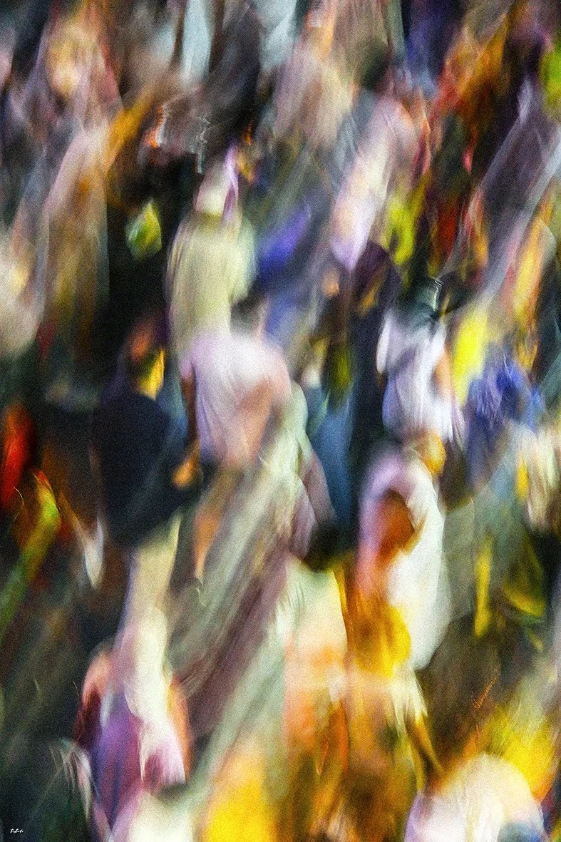Photographie abstraite longue pose — mouvement de foule place Jemaa el-Fna Marrakech, couleurs chaudes et froides | Bybadr

