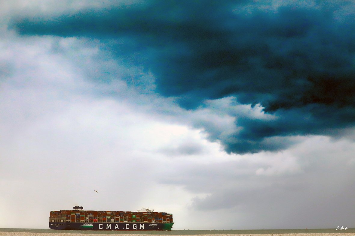 la-manche-cma-cgm-nuage-tourbillonnant-fine-art-bybadr.jpg