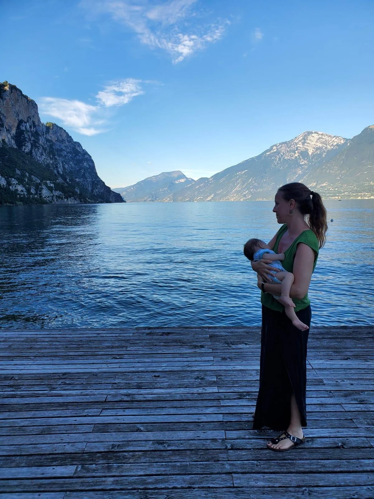Donna che tiene un neonato in braccio, servizio di consulenza per madri esauste e stanche della loro routine e dei loro disagi fisici ed emotivi
