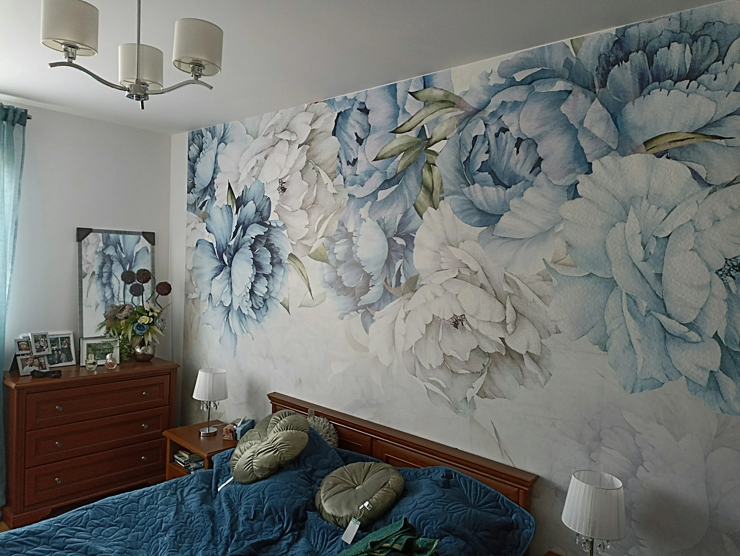 Bedroom with large-scale floral wall mural