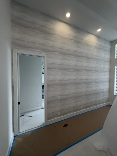 Large-scale neutral wallcovering installation in a residence