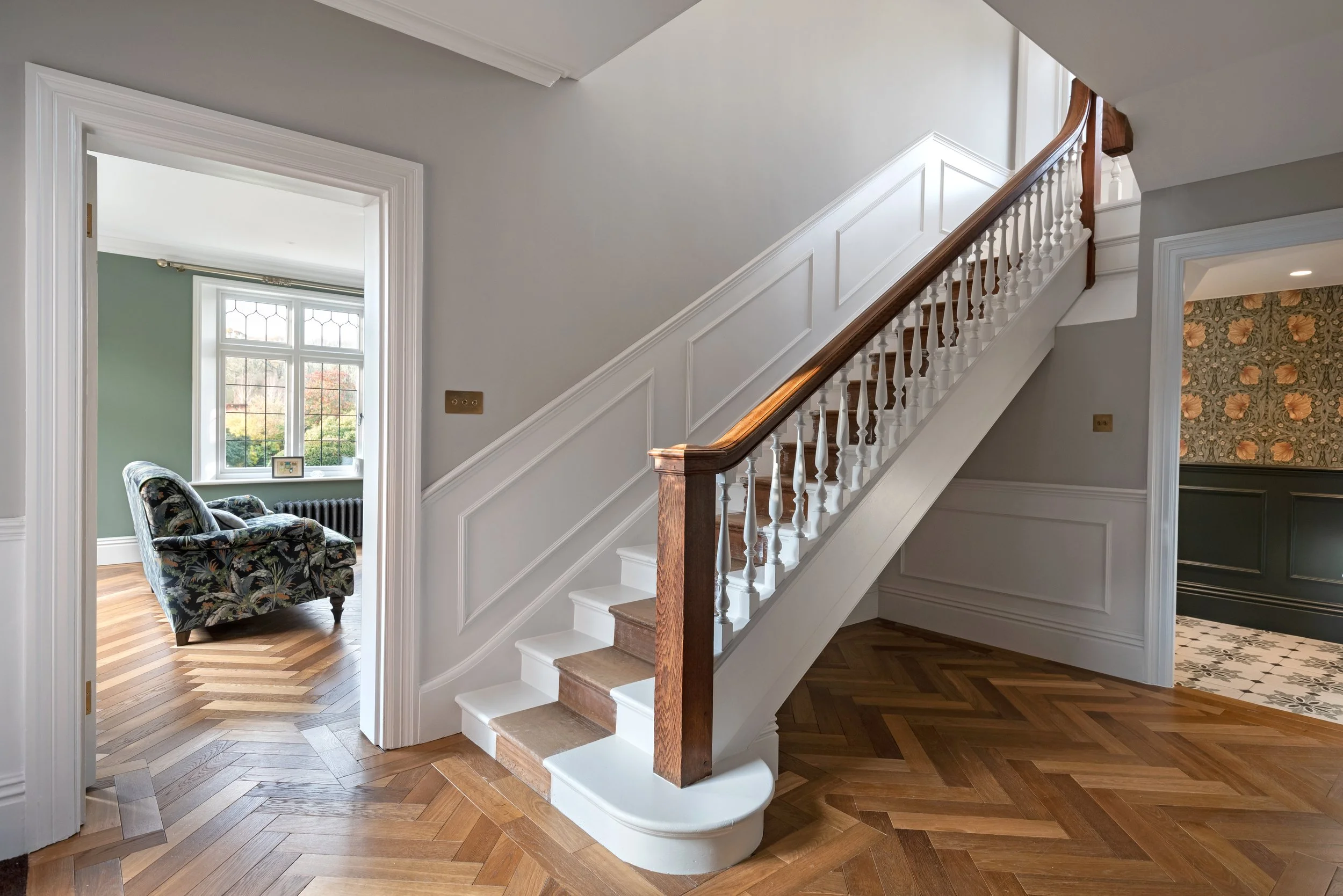 barnes-design-bespoke-joinery-hillgate-reigate-hallway-stairs-02.jpg