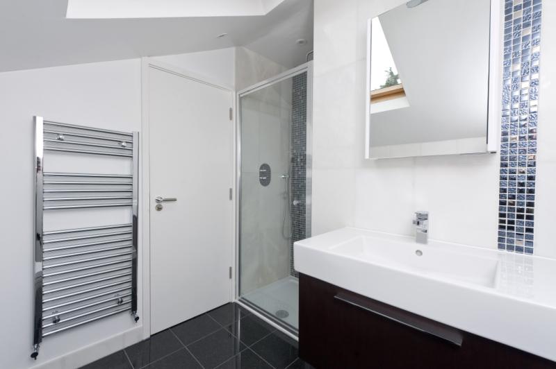 barnes-design-family-home-renovation-lessar-avenue-bathroom-03.jpg