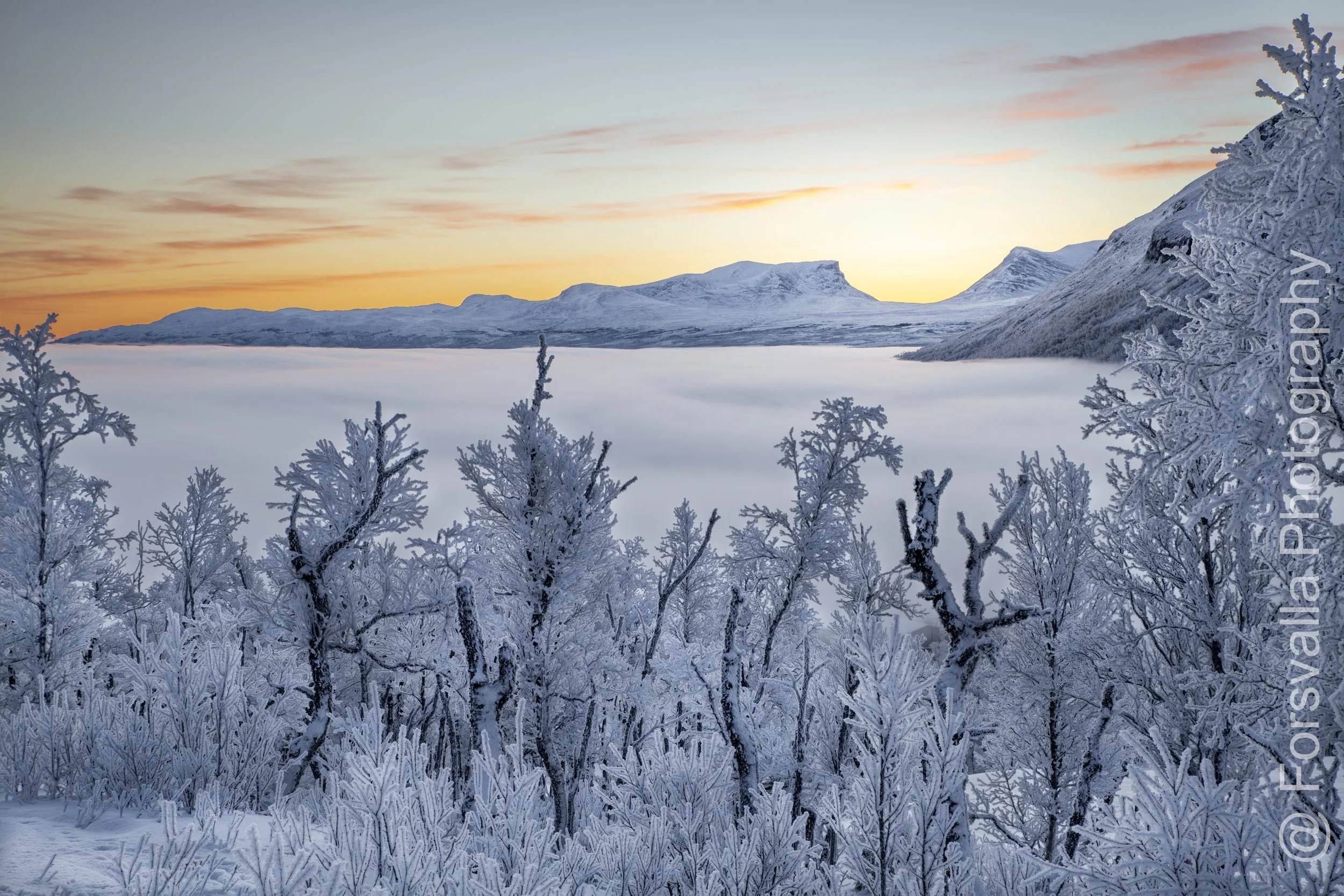 SE_Abisko - Sun rising behind the Lapponian gate