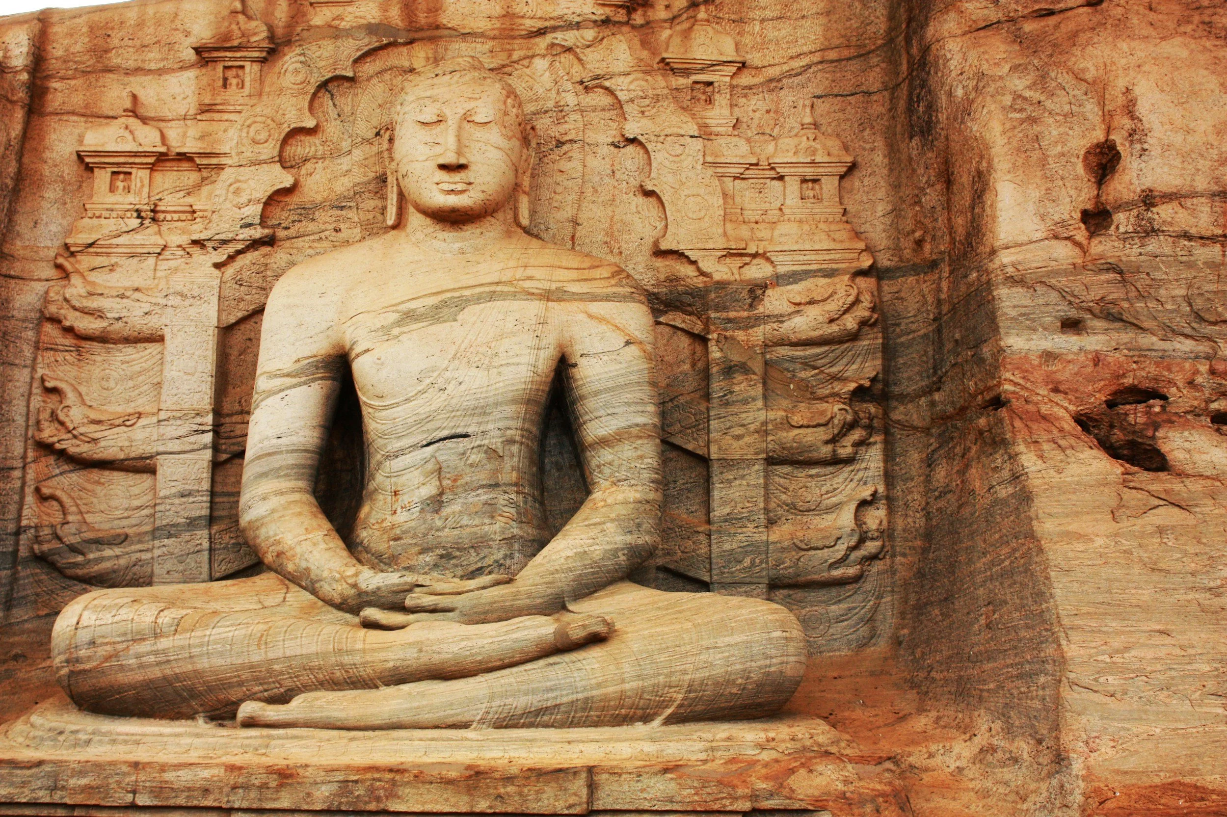 In Fels gehauene Buddha-Statue in Meditationshaltung