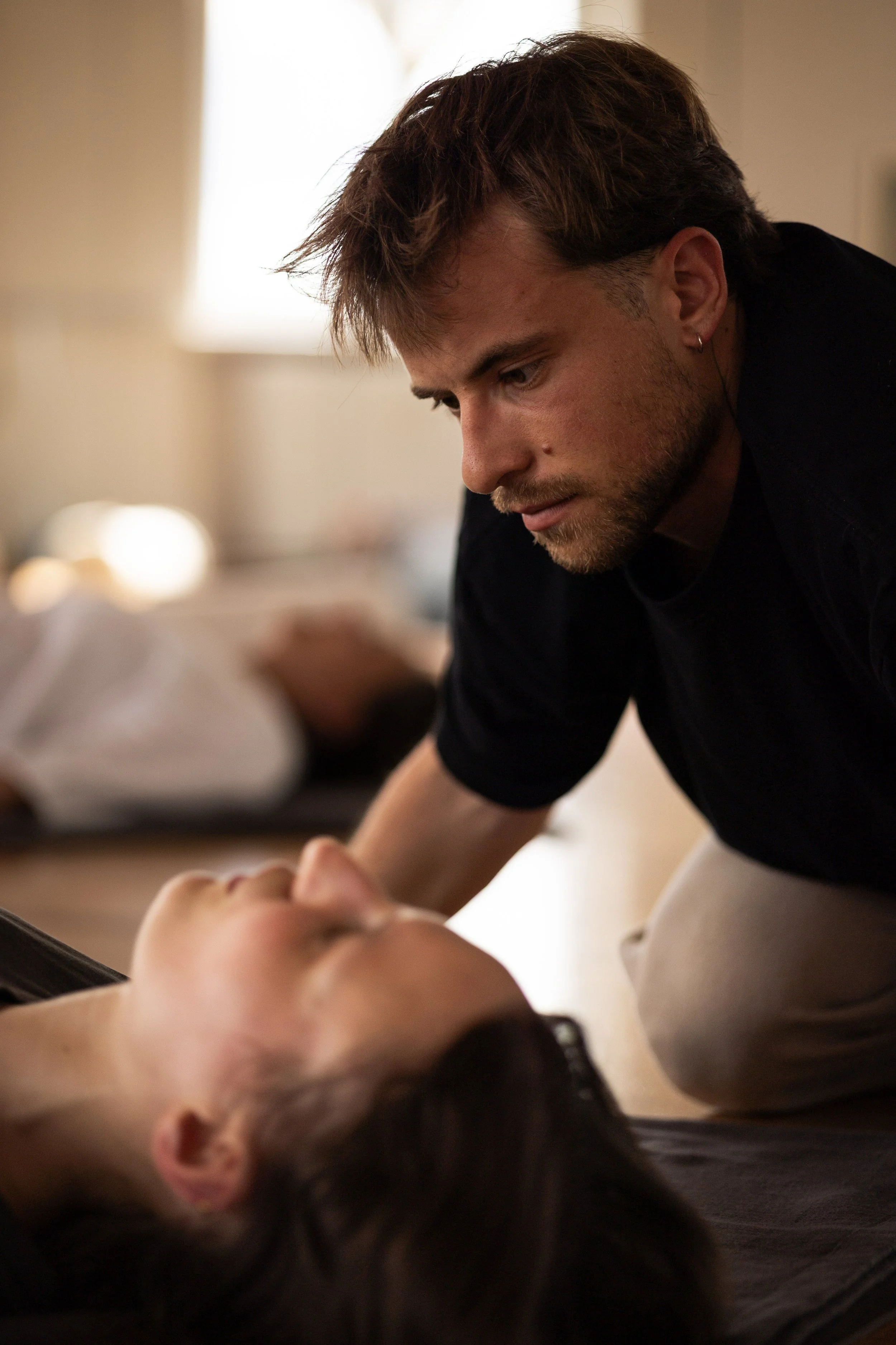 Rouven Dittes Breathwork Facilitator in Leipzig begleitet Breathwork Prozess