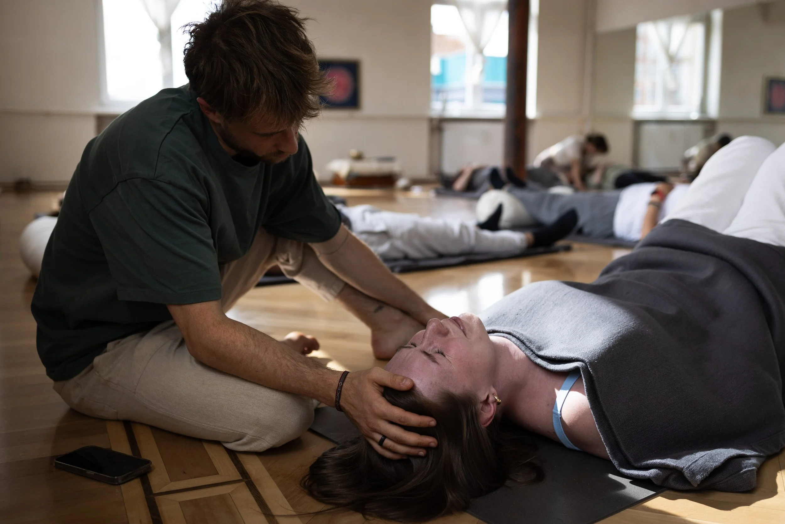 Rouven Dittes begleitet eine Person durch eine emotional intensive Breathwork Session