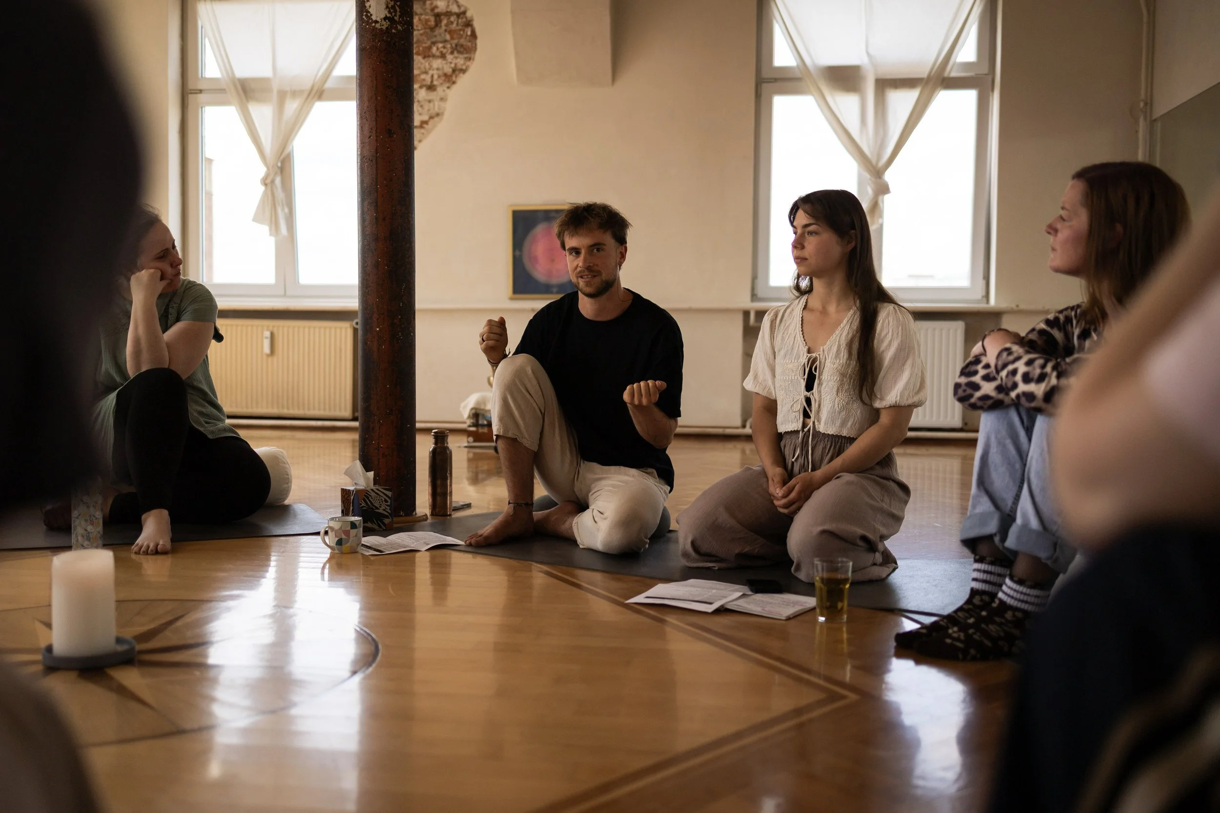Rouven Dittes erklärt traumaspezifische Zusammenhänge vor einer Breathwork Ausbildungsgruppe