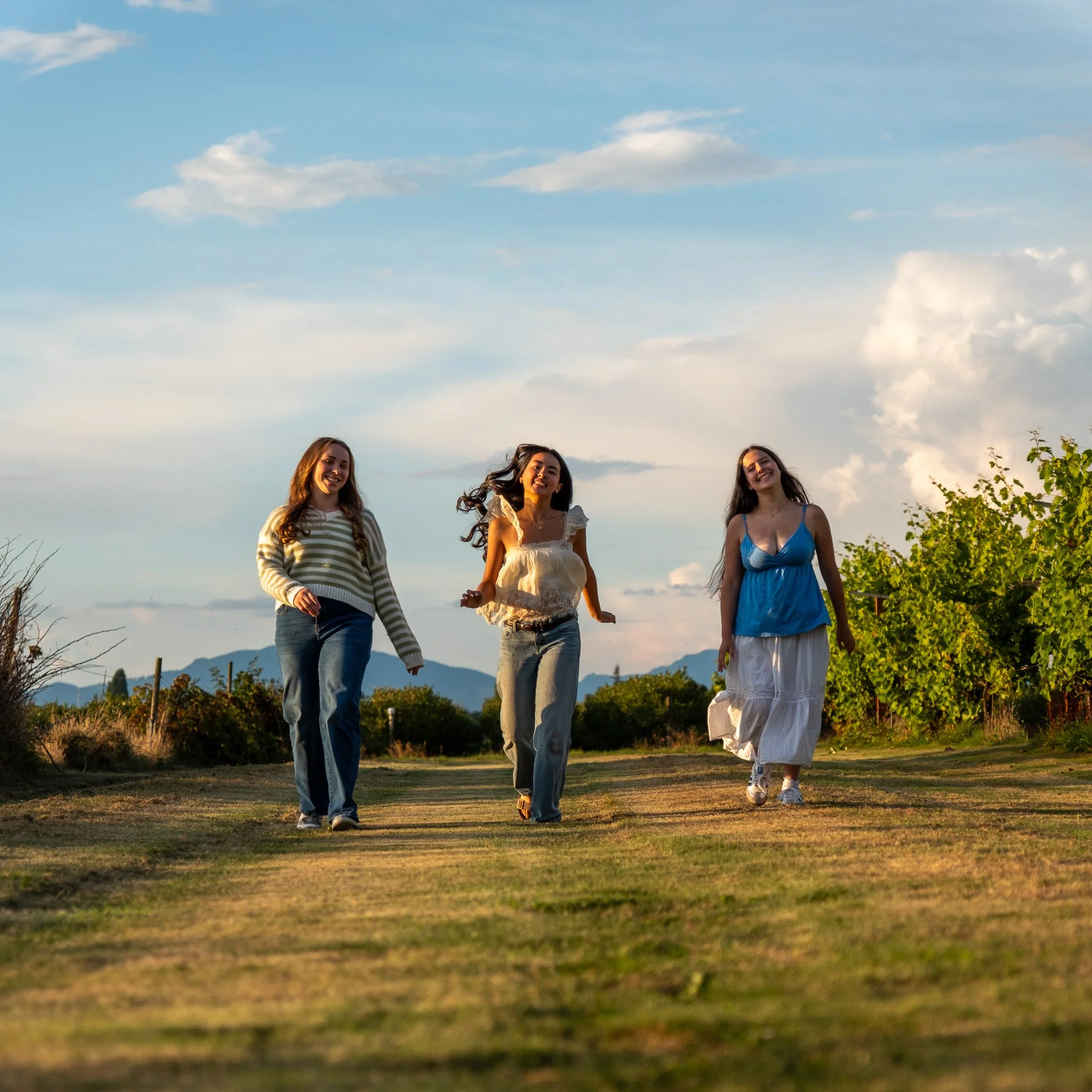 group senior portrait Bee Merry Farm Mount Vernon Wa