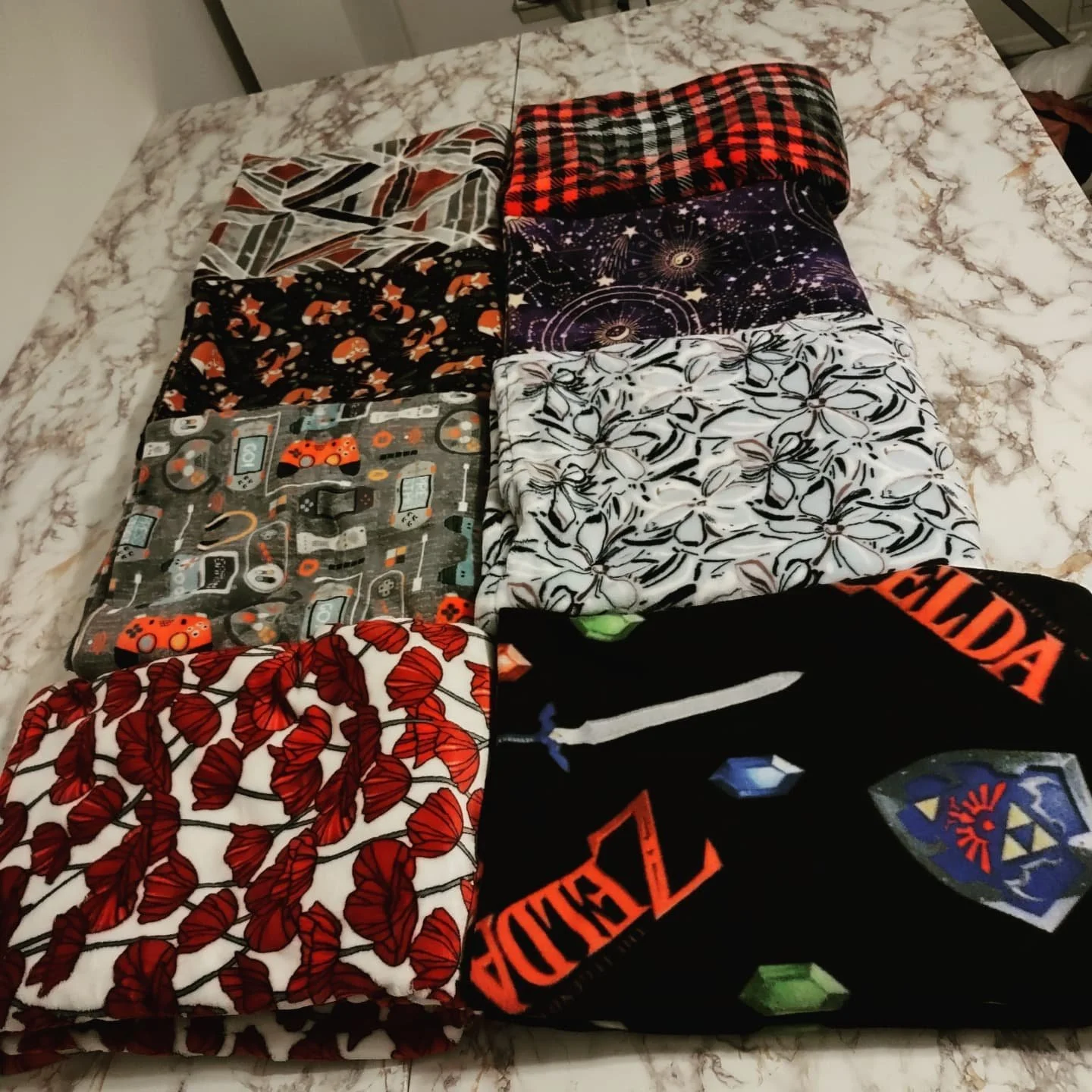 Comfy cozy oversized throws! Squishy, warm, plush; what more could could you want? Come get em! $50, add shipping if you're out of Chicago. 

#trustthevision #studiosy