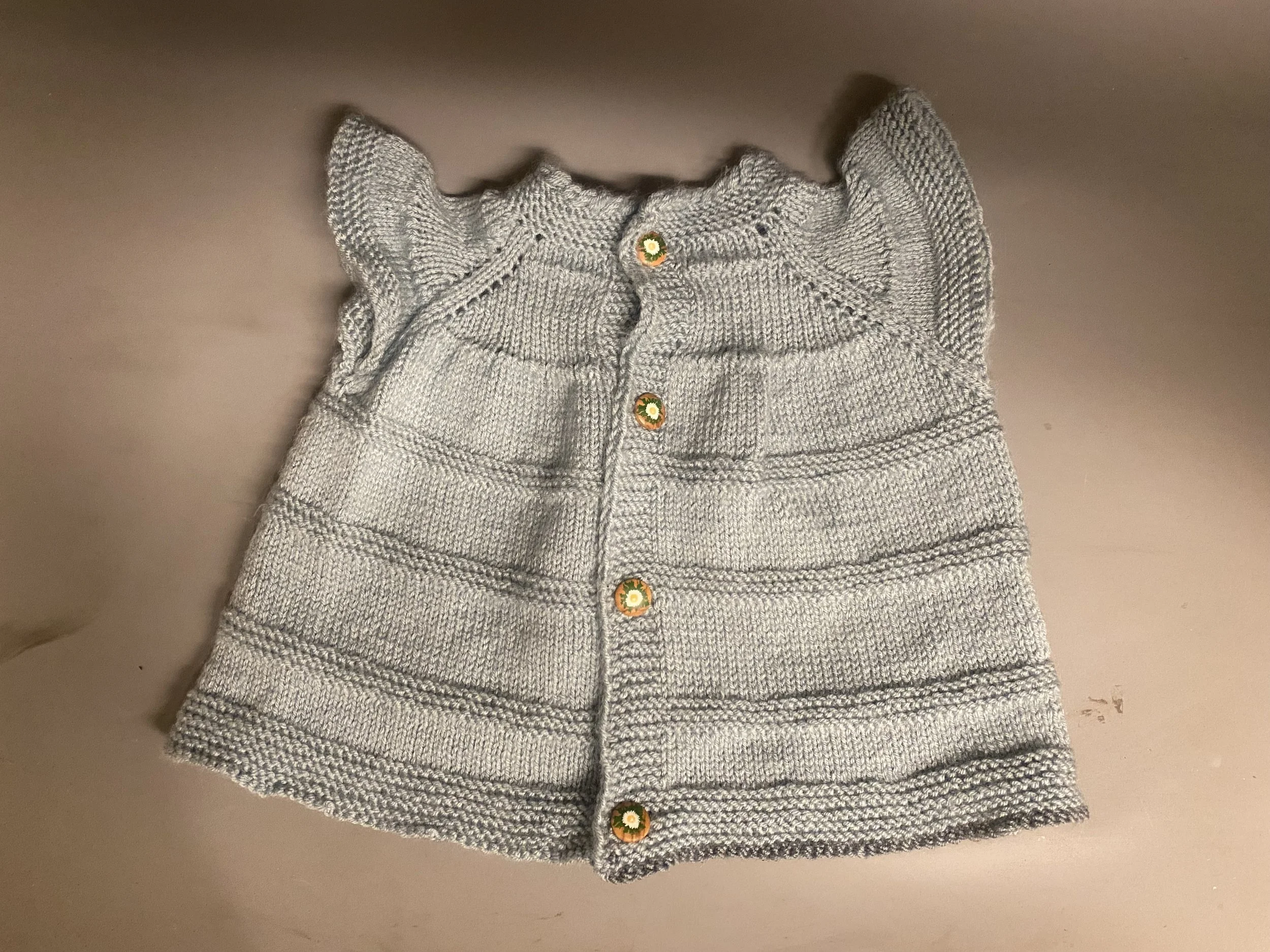 Handgestrickte Baby-Weste „Kuschelschatz“ aus Mischwolle