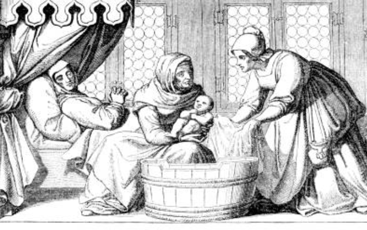 Historischer Kupferstich: eine Hebamme badet ein Neugeborenes in einem Holzzuber, die Mutter liegt im Wochenbett