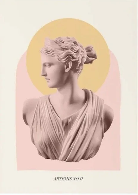 Kunstdruck einer rosafarbenen Artemis-Büste vor gelbem Kreis, darunter die Zeile Artemis No II