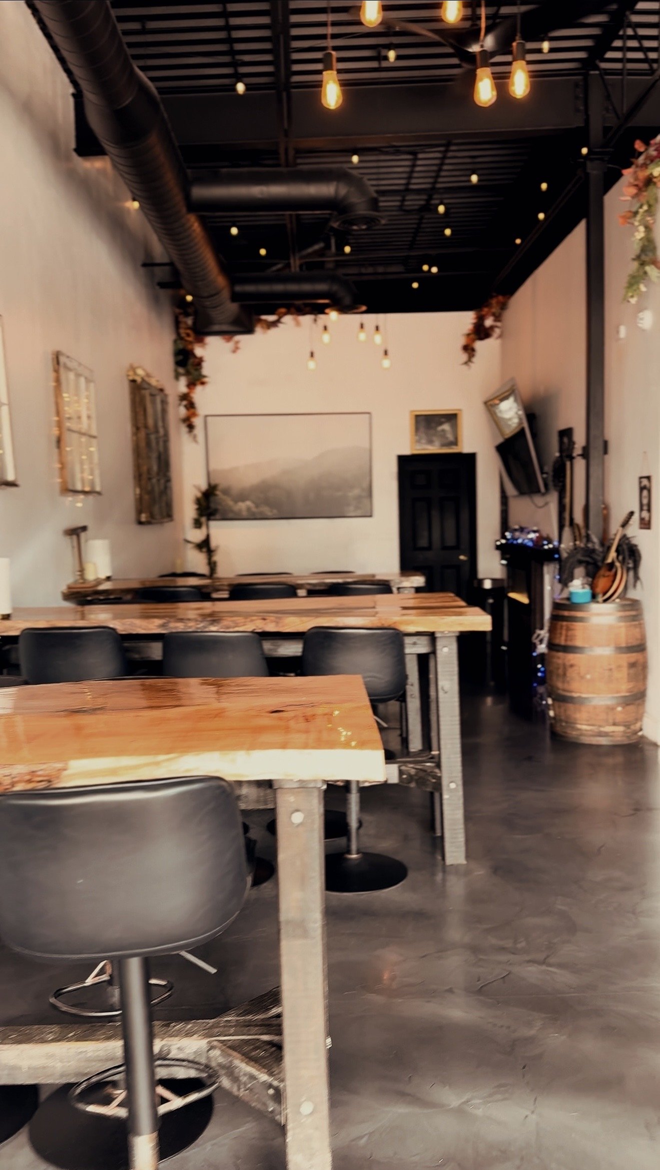 lakeside bar and grill: private tables, large tv