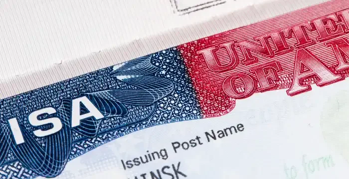 Documento oficial de inmigración con el logotipo de visa de los EE.UU.