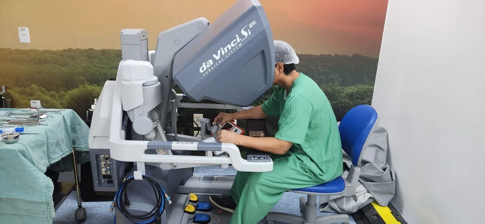 Dr. Ronald Delgado com o sistema de cirurgia robótica Da Vinci para cirurgia ginecológica e oncológica em Salvador