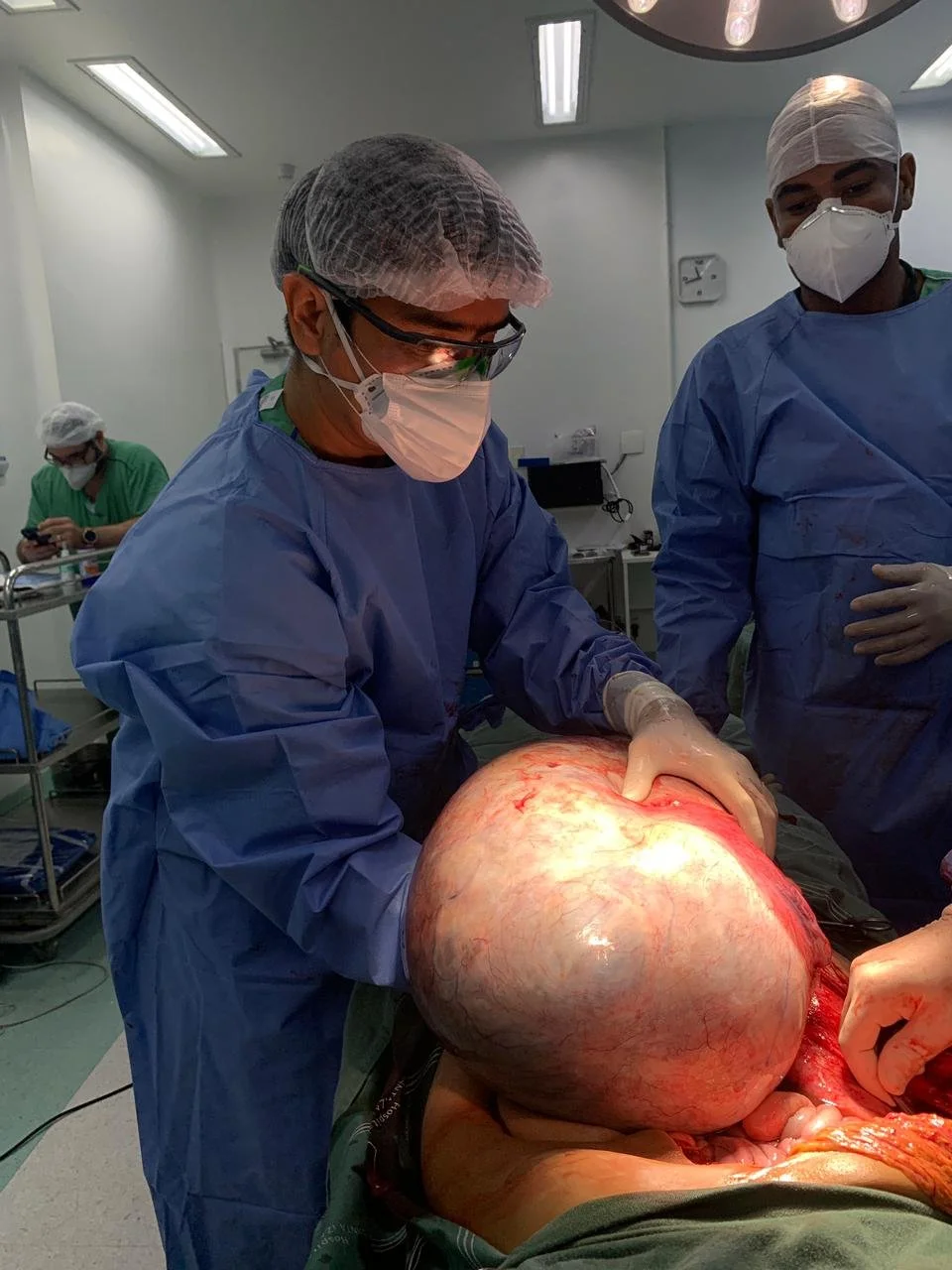 Dr. Ronald Delgado durante cirurgia oncológica para tratamento de câncer de ovário em Salvador