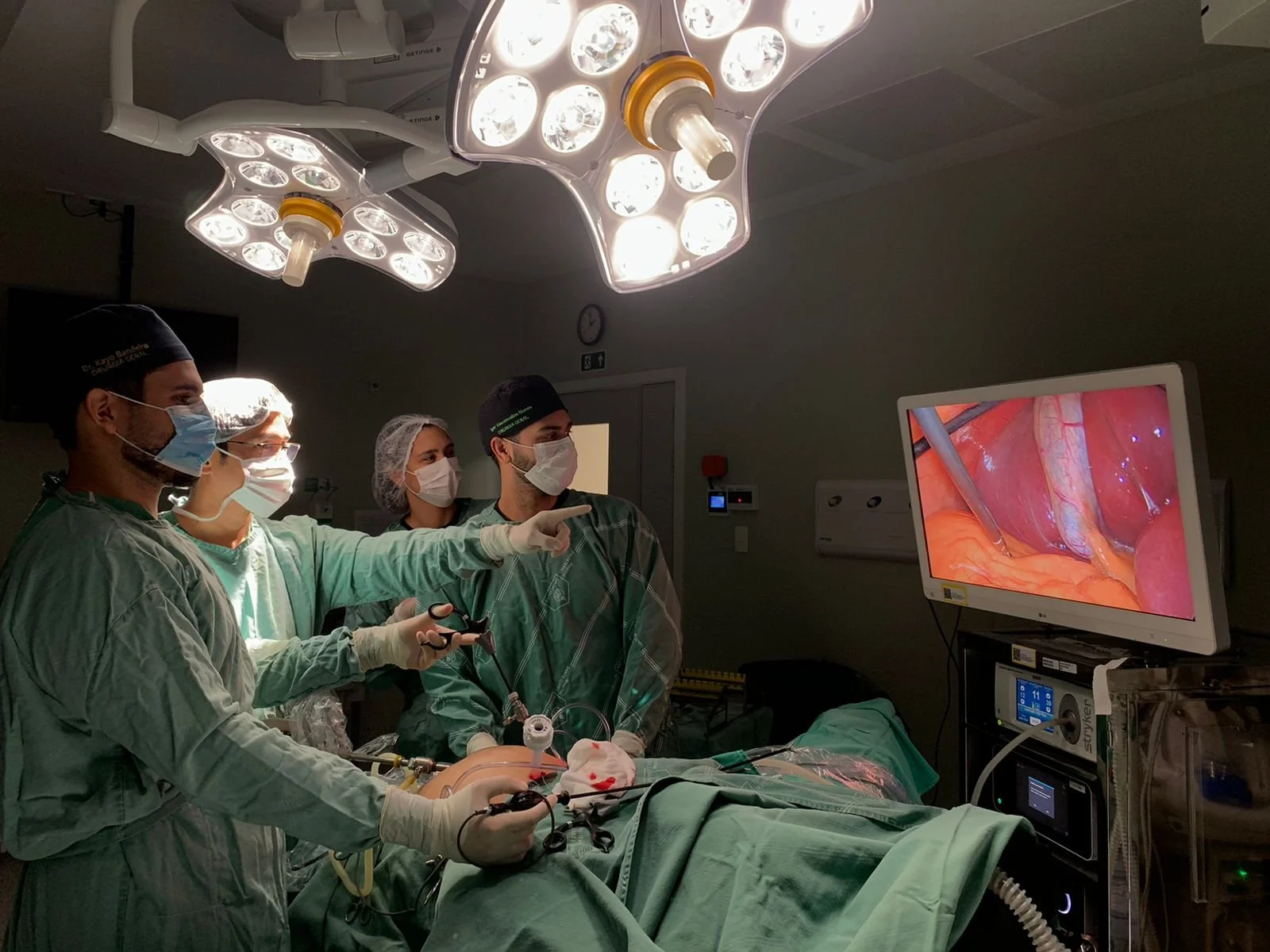 Dr. Ronald Delgado durante cirurgia oncológica para tratamento de câncer de endométrio em Salvador