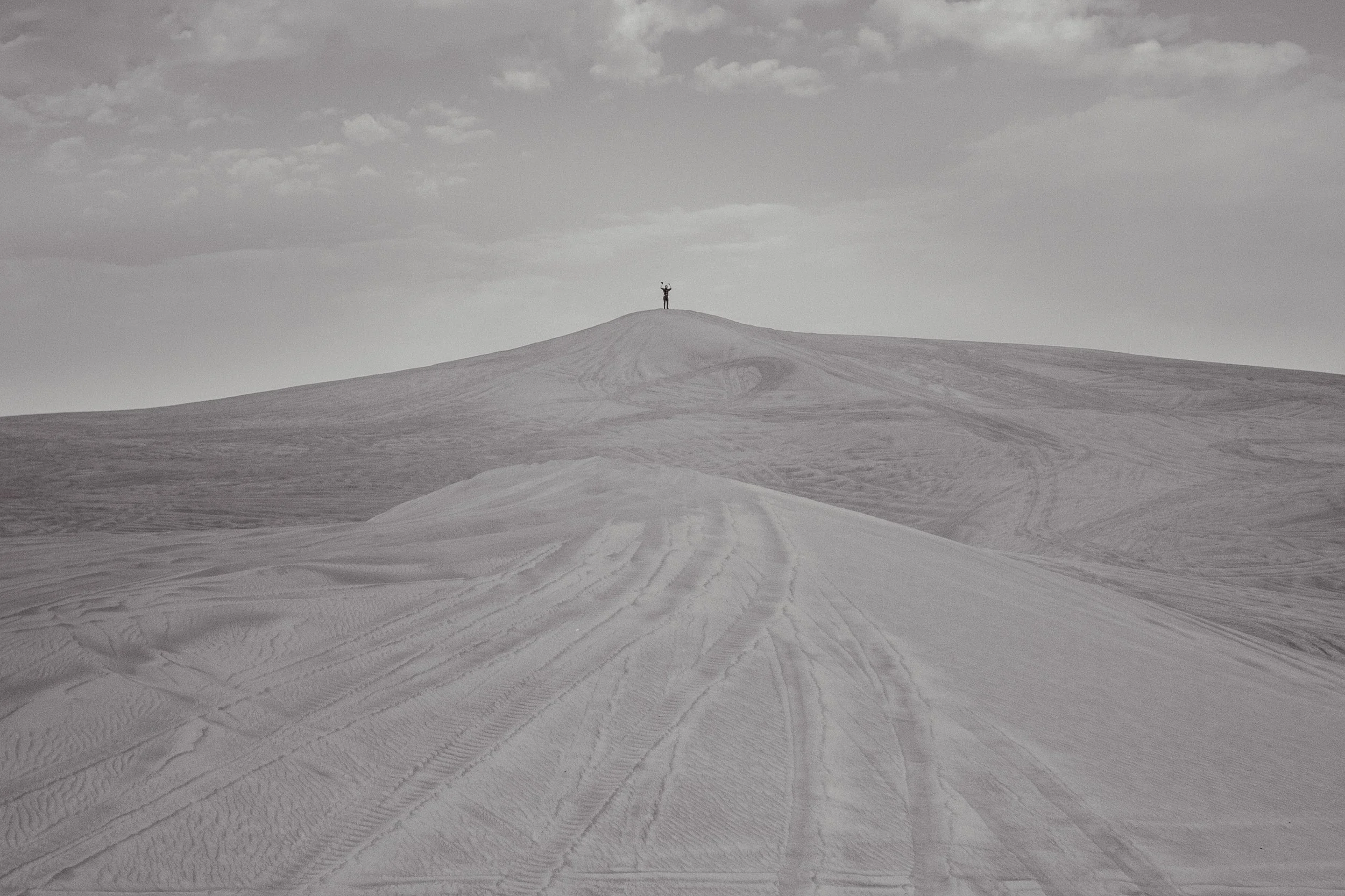 Dubai - Hobo on a sand dune