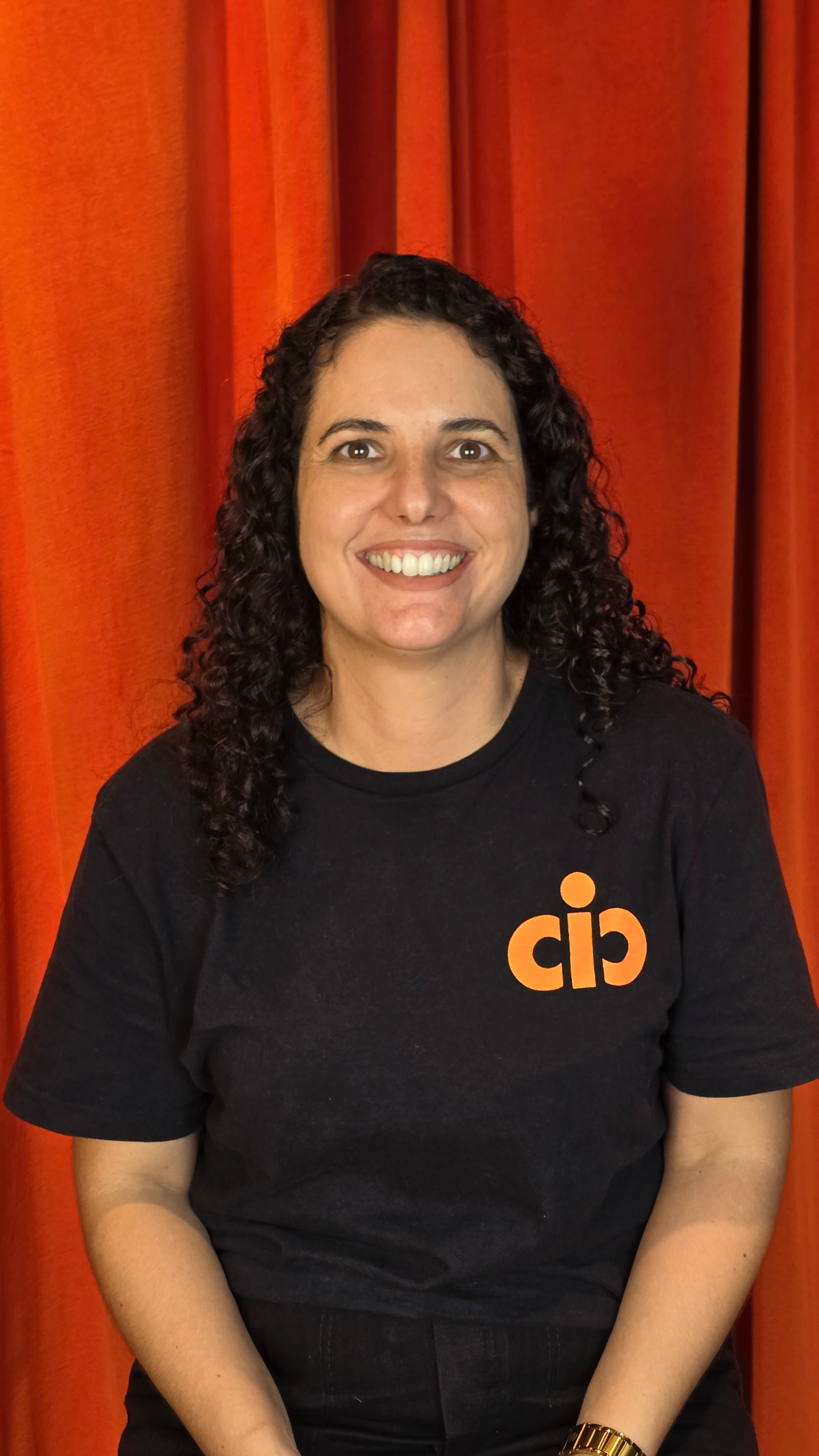 Alessandra Pozzato, costureira na Cineplast Cenotecnia. Com anos de experiência, atua diretamente na confecção de vestimentas cênicas, unindo técnica e precisão aos detalhes.