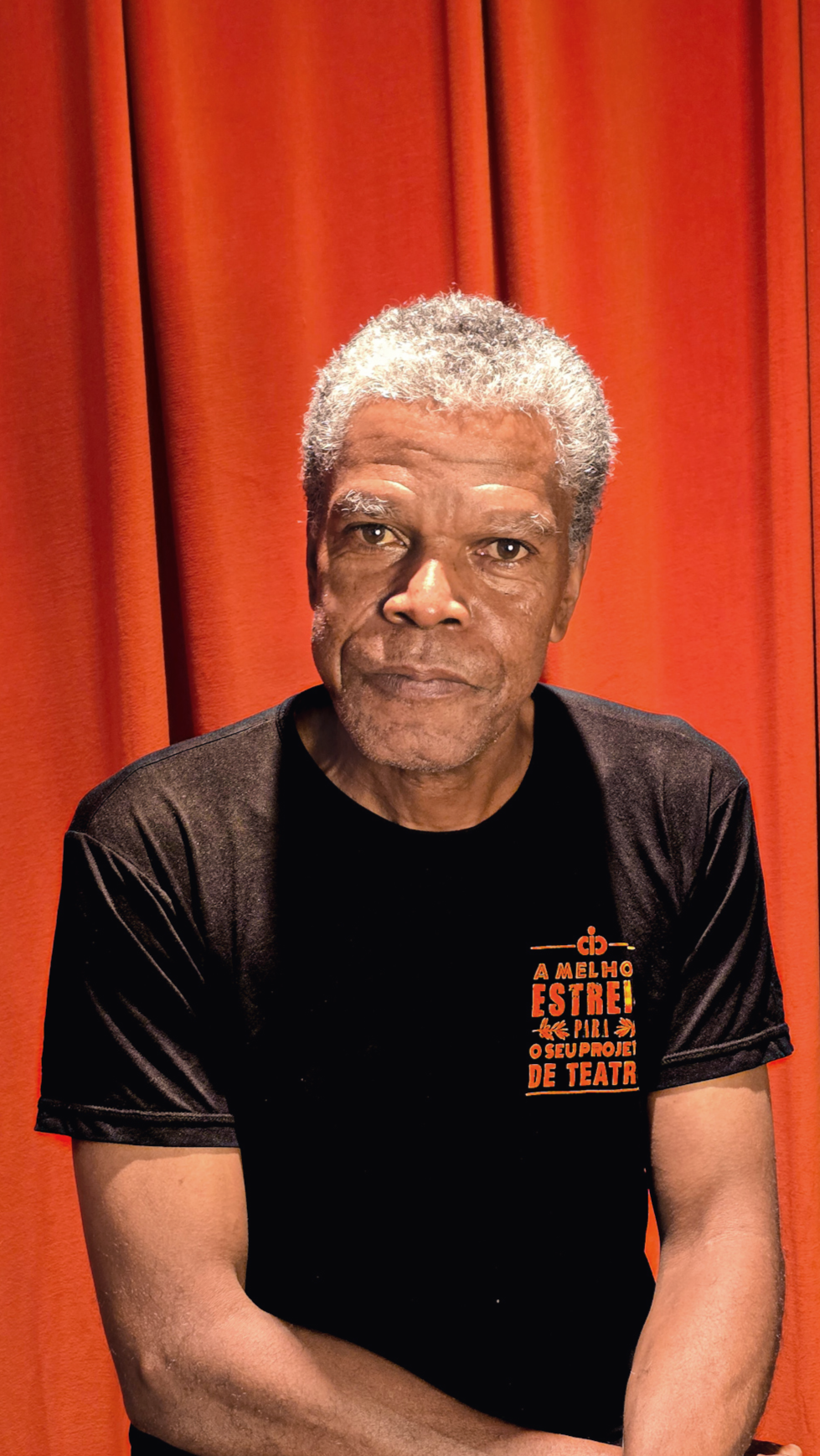 Aparecido Cardoso, Auxiliar Cenotécnico & Vestimenta na Cineplast. Colaborador de longa data, sua trajetória é marcada pela precisão técnica na instalação de estruturas cenotécnicas e cortinas de teatro.