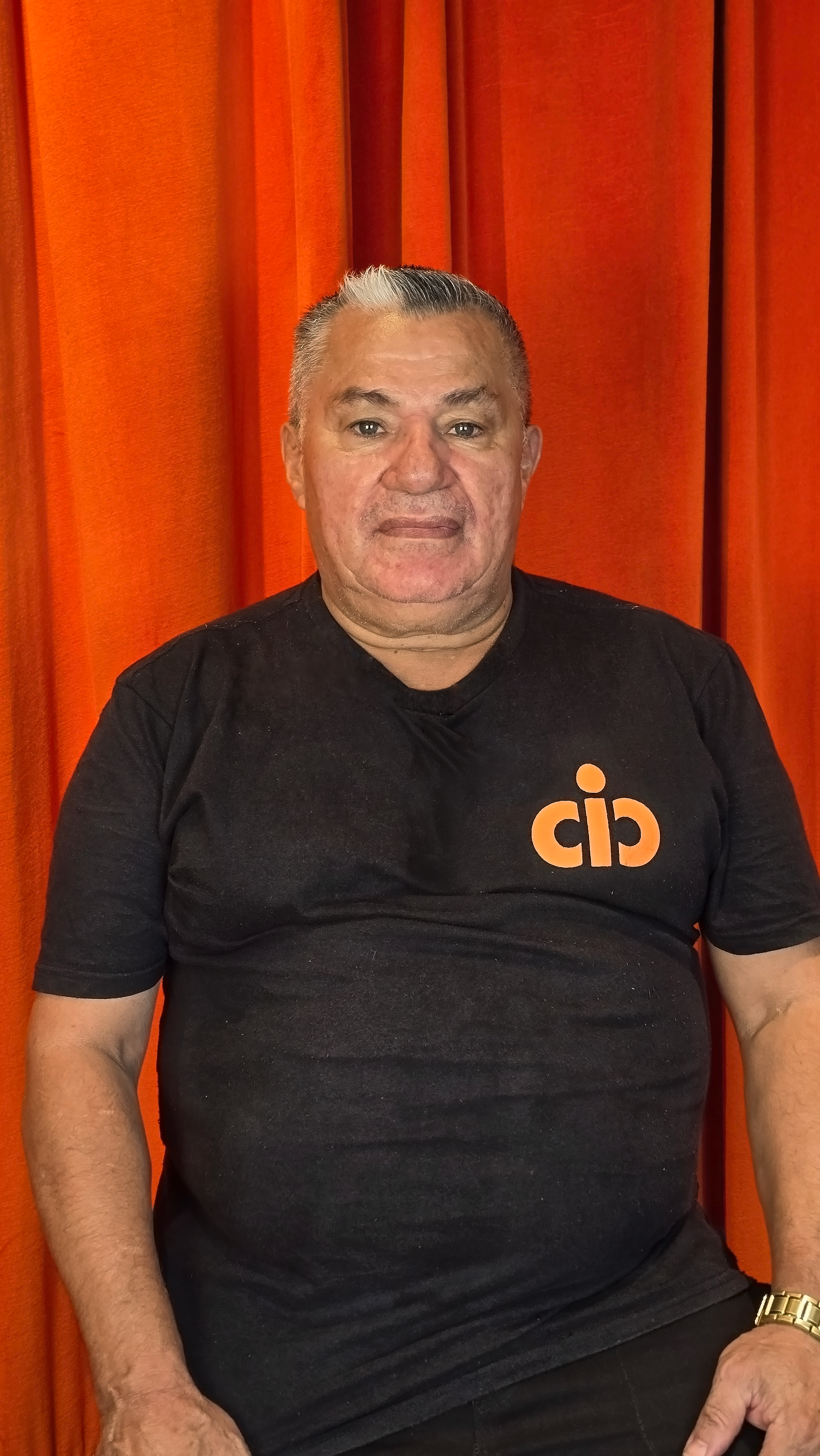 Josimar Santana, Auxiliar de Vestimenta na Cineplast Cenotecnia. Atua diretamente na confecção de vestimentas cênicas, trazendo sua longa trajetória e experiência no mercado cenotécnico para garantir precisão em cada detalhe.