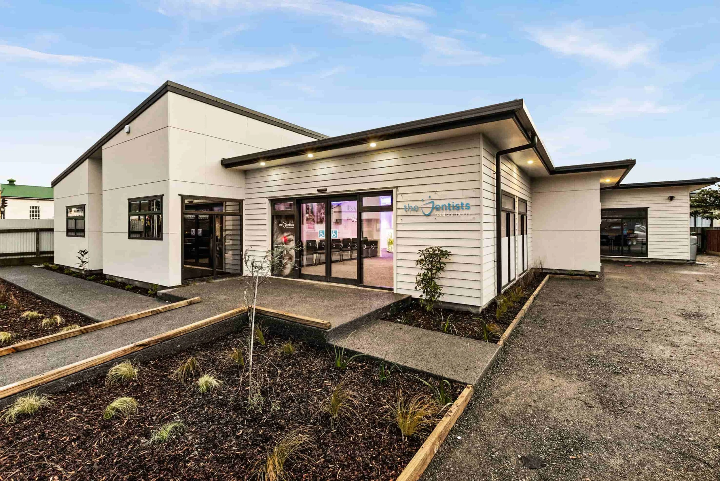 Meeanee road dentists exterior with bright LED's