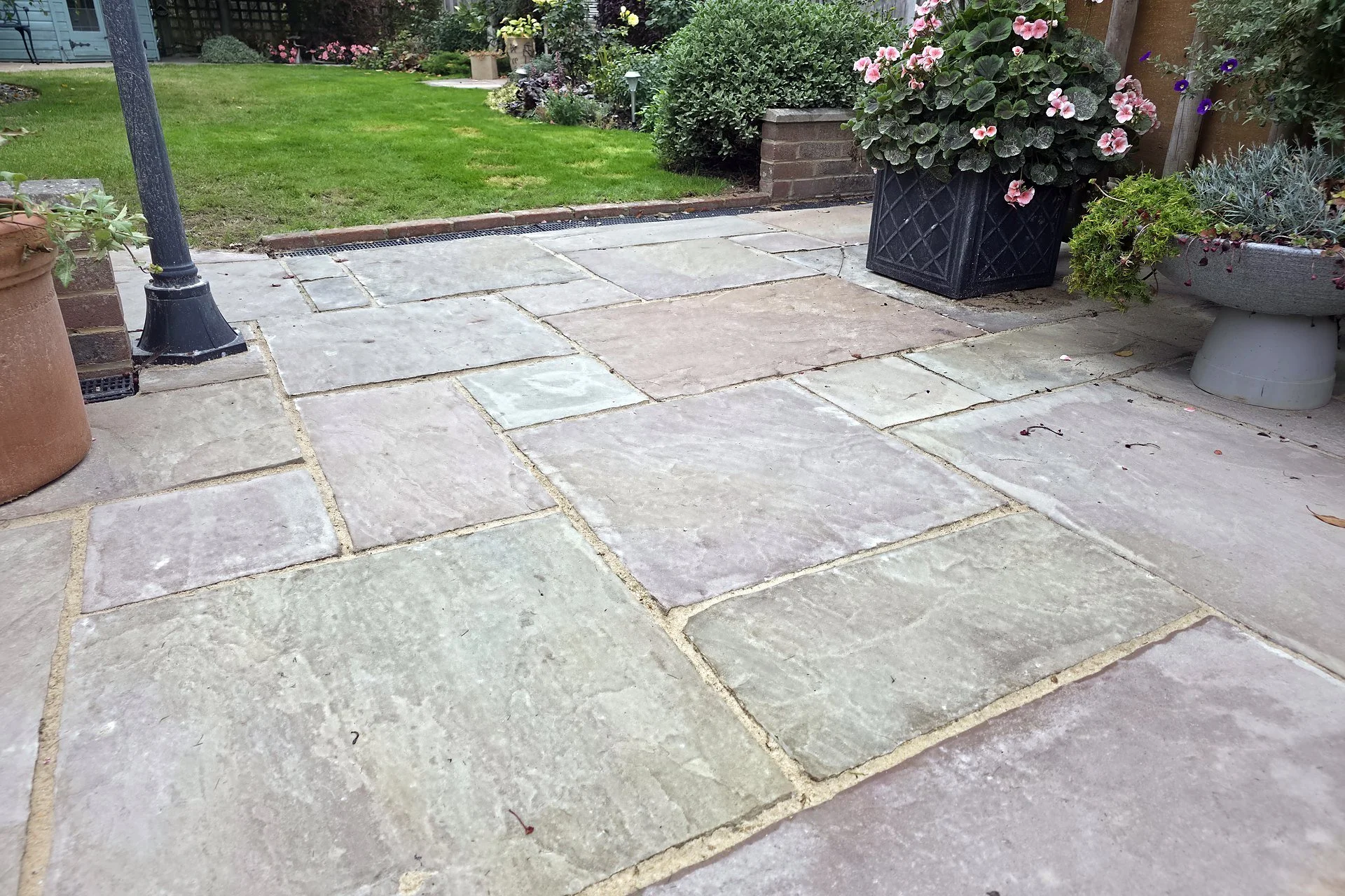 02-sandstone-patio-resin-pointing-loose.jpg