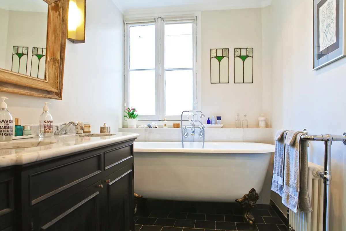 Appartement Canal Saint-Martin • Studio DMM Interiors