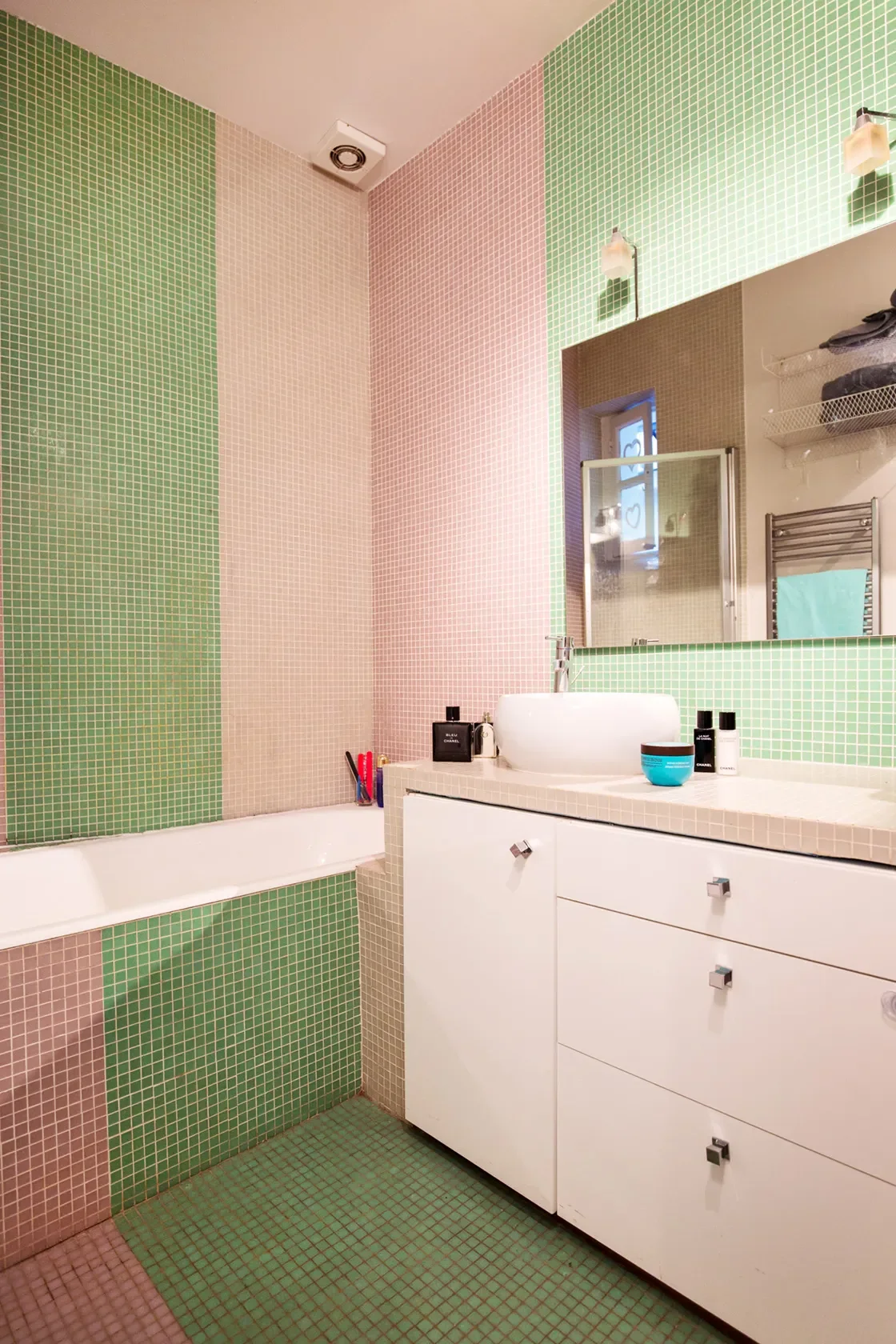 Salle de bains de loft en mosaïque verte et rose pastel avec meuble vasque sur-mesure, projet Batignolles par DMM Interiors.