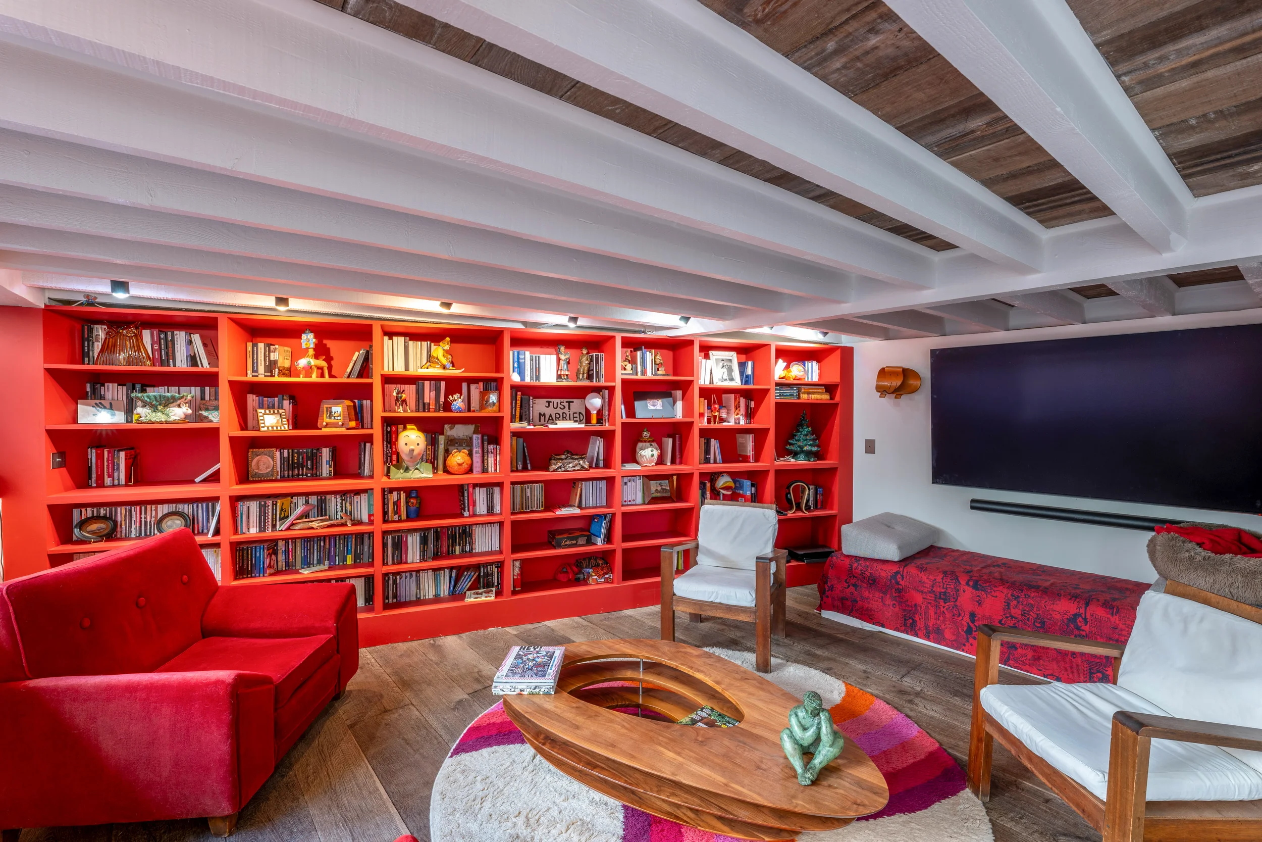 renovation-salon-bibliotheque-rouge-lamarck-caulaincourt-paris.webp