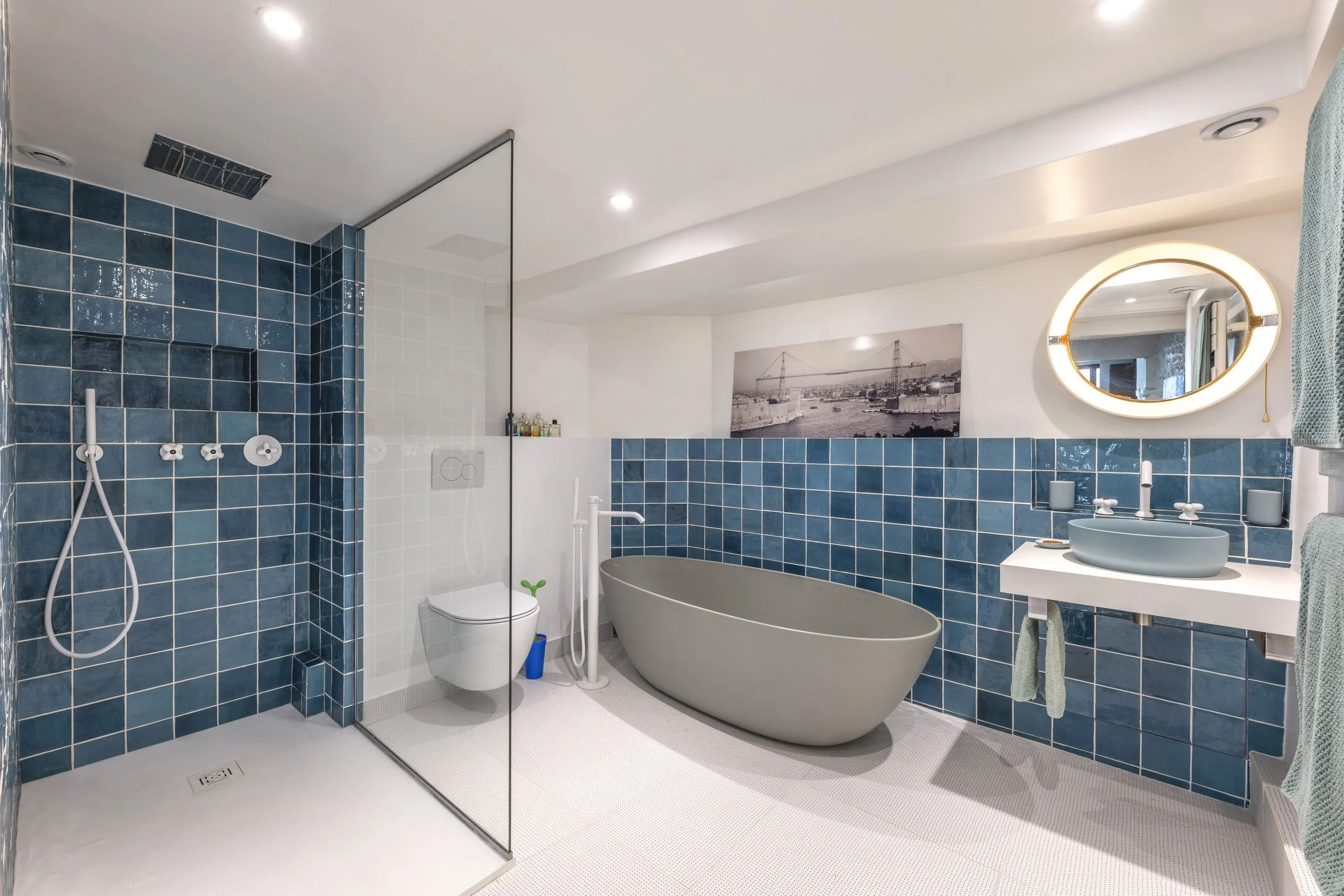 architecte-interieur-paris-salle-de-bain-zellige-bleu-baignoire-ilot-caulaincourt.JPG