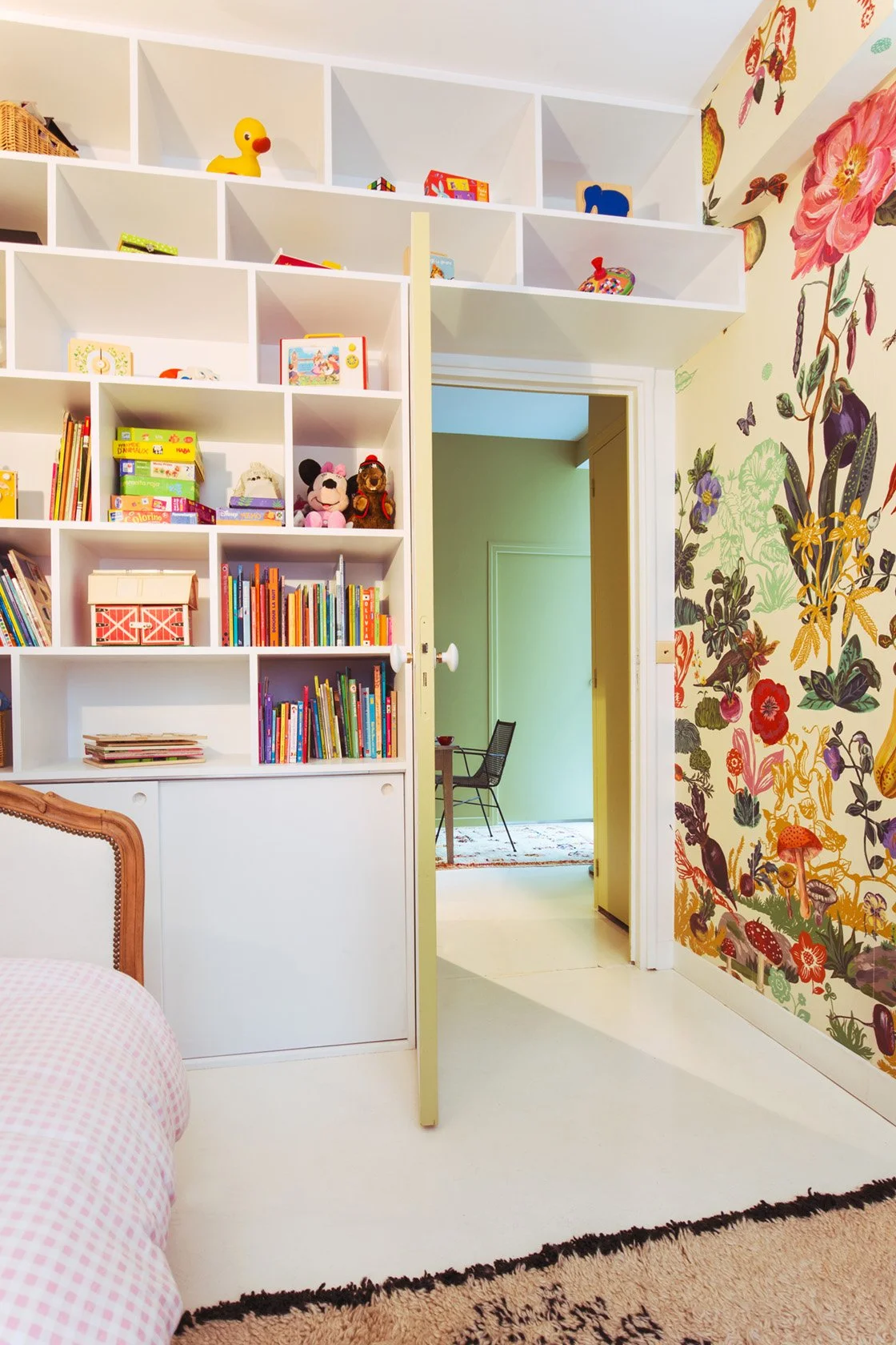 architecte-interieur-paris-chambre-enfant-bibliotheque-papier-peint-fleurs-batignolles.jpg
