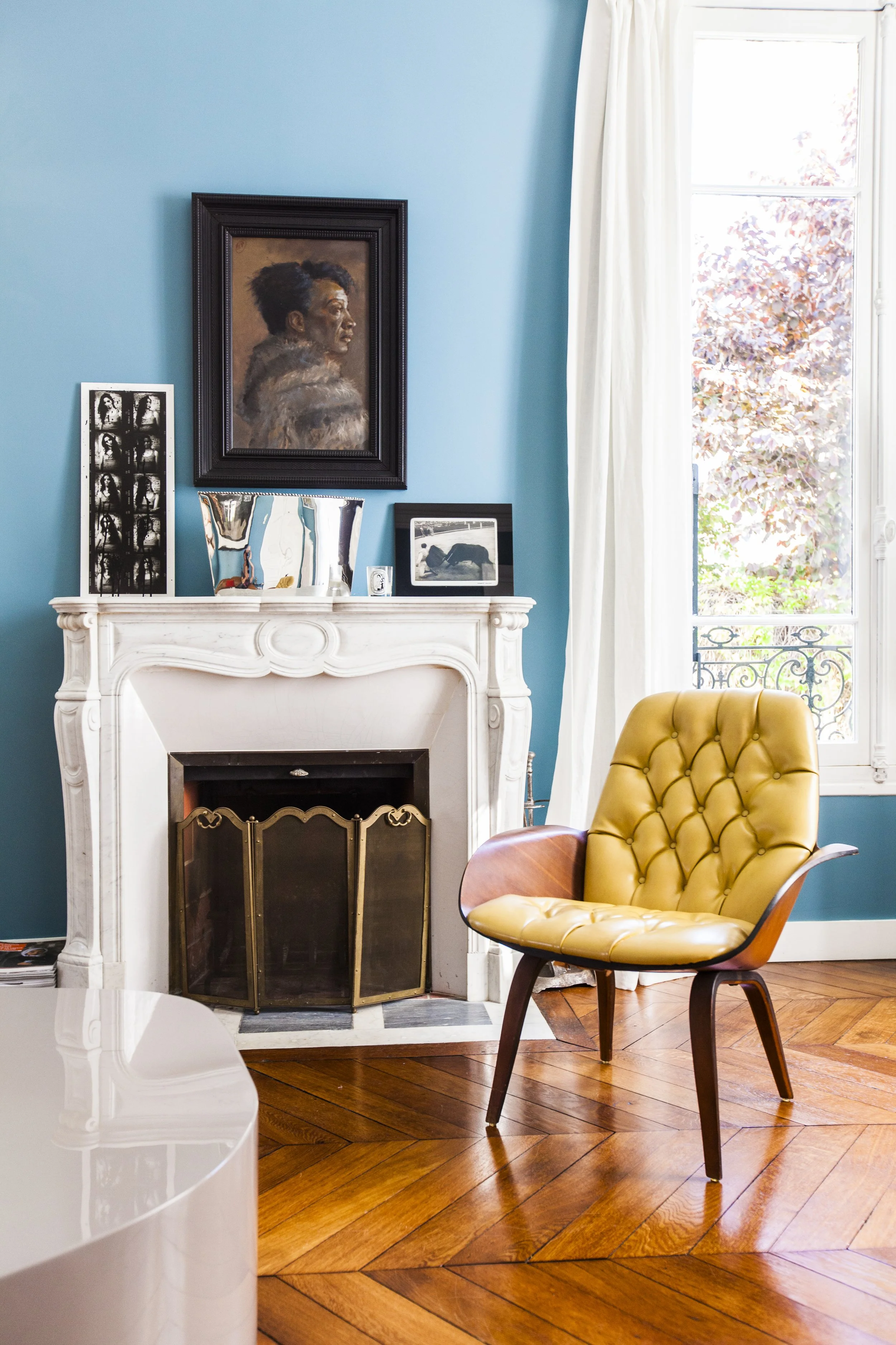 architecte-interieur-salon-cheminee-marbre-fauteuil-jaune-vincennes.jpg