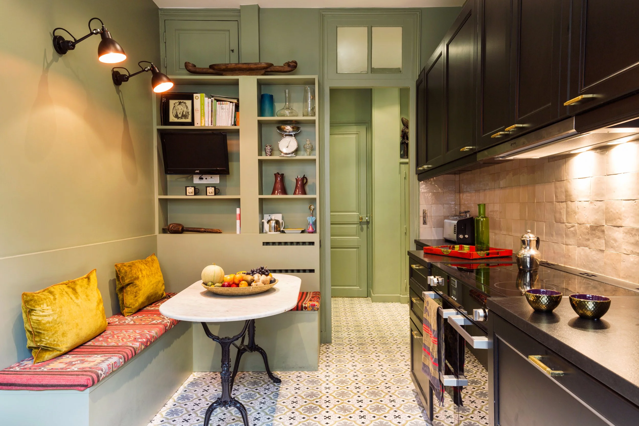 architecte-interieur-neuilly-cuisine-banquette-sur-mesure-vert-sauge.jpg