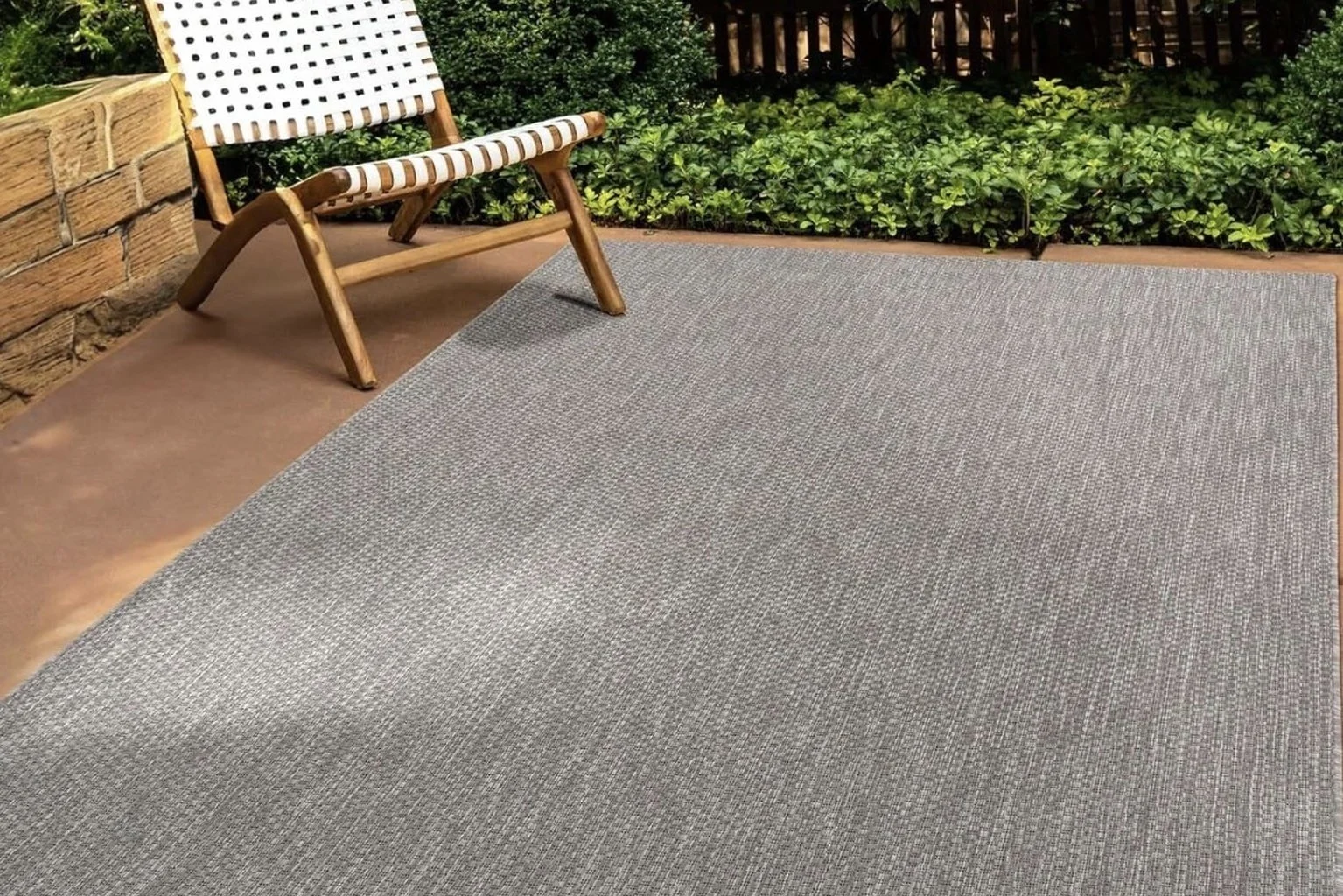 Grauer Outdoor-Teppich für eine moderne Terrasse und einen gemütlichen Lounge-Beriech im Freien.
