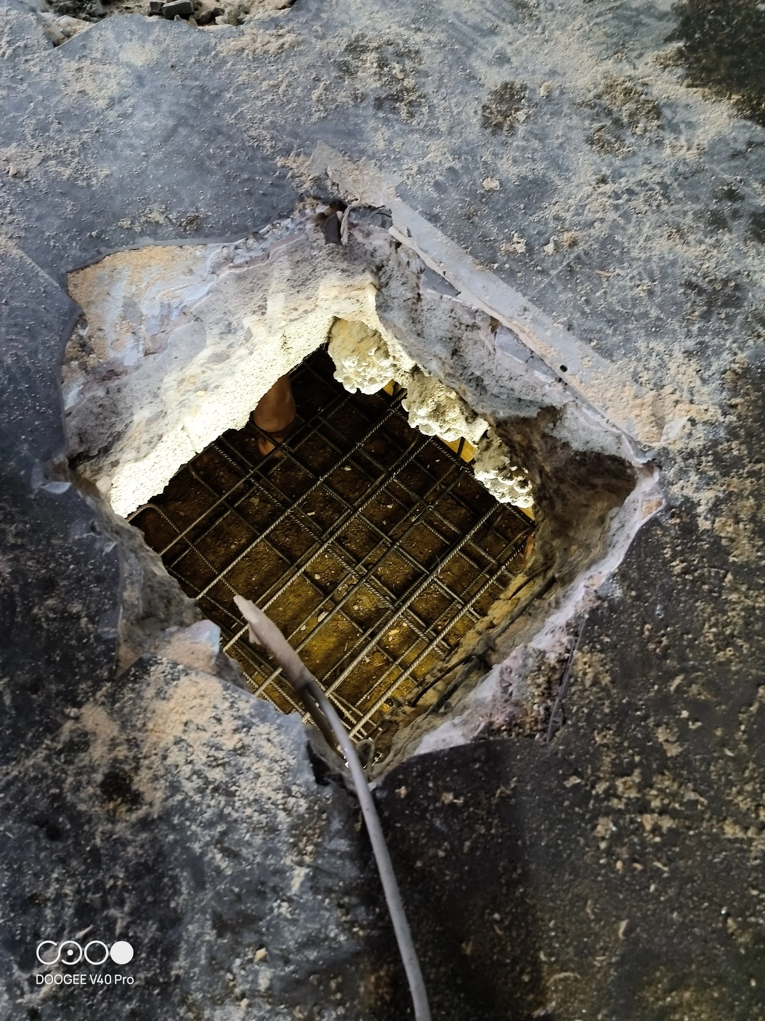 Scavo nel terreno con rinforzo in rete metallica e calcestruzzo in preparazione.