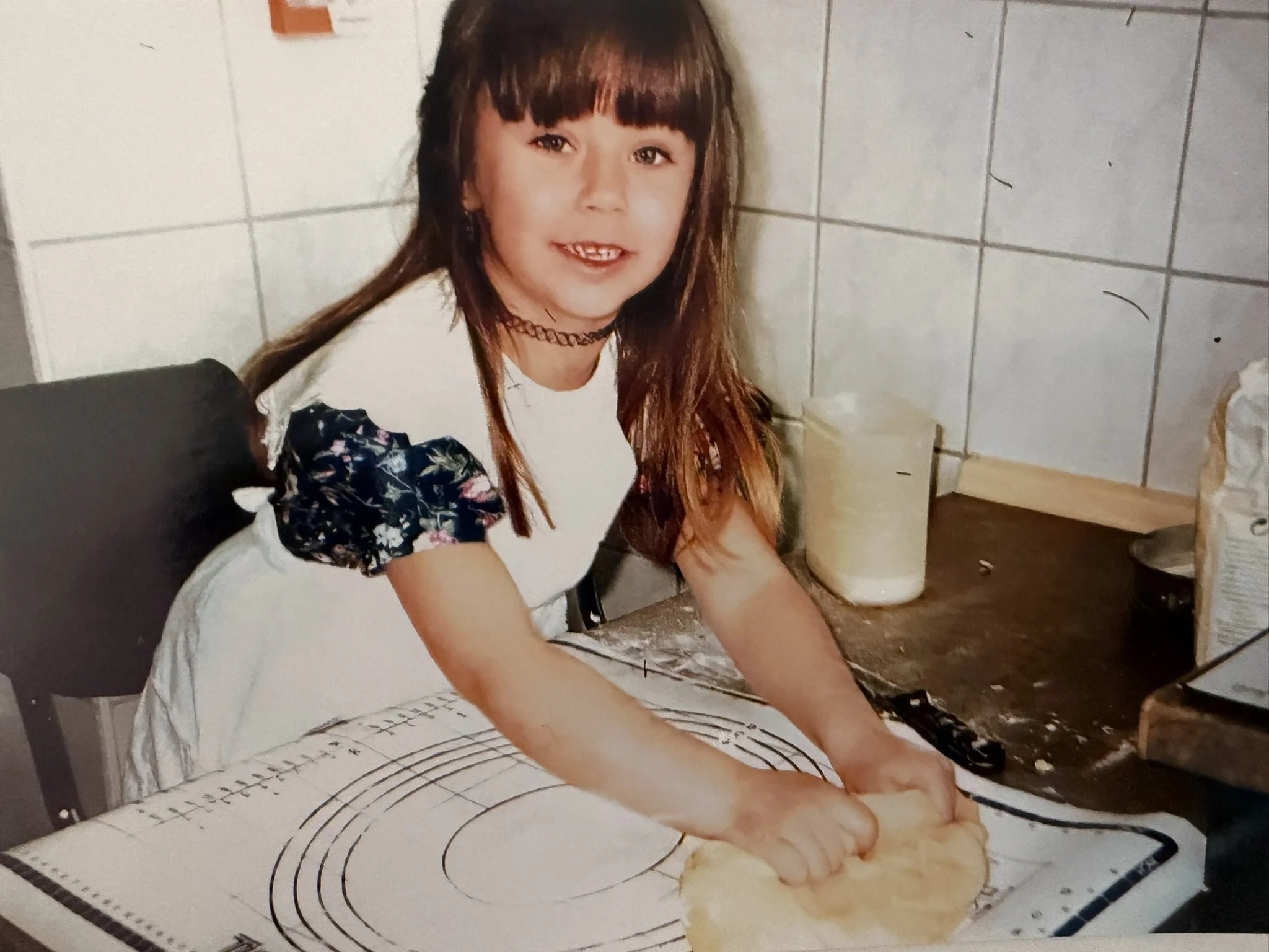 Jessica als Kind beim Backen