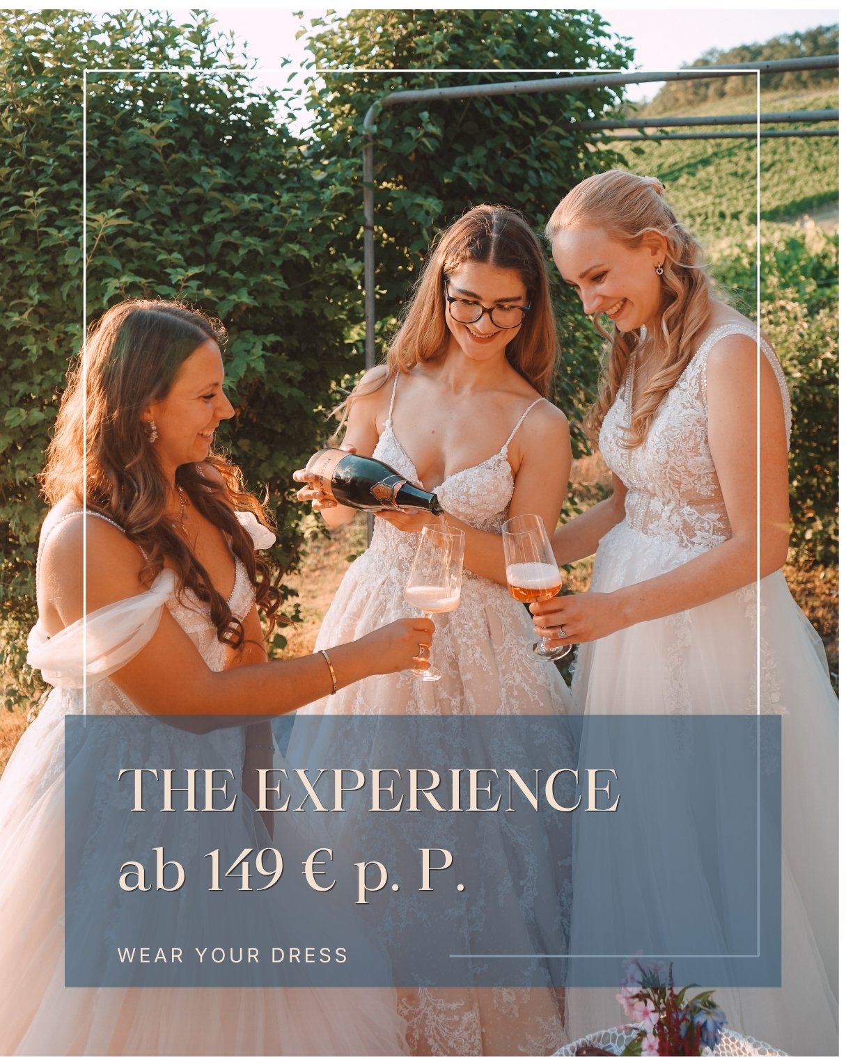 Drei Frauen in Brautkleidern beim Anstoßen mit Sekt bei einer Hochzeit im Freien, im Hintergrund Bäume und Weinreben, sonniges Wetter.