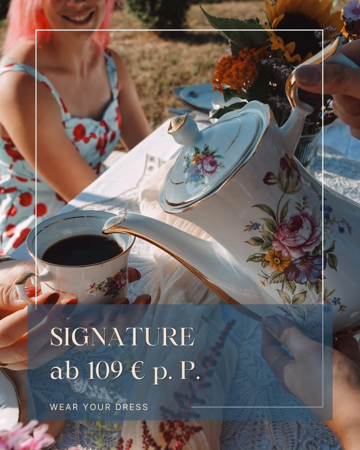 Menschen beim Tee trinken im Garten, Tee-Set mit Blumenmuster, eine Person hält eine Tasse, im Hintergrund eine Frau mit rosa Haaren im Sommerkleid.