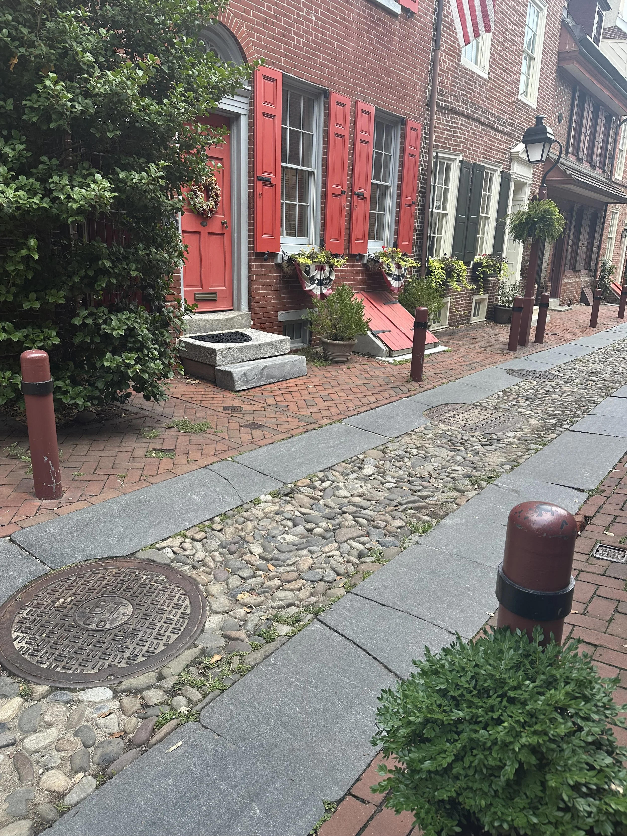 Elfreth's Alley in Philadelphia with cobblestone streets. 