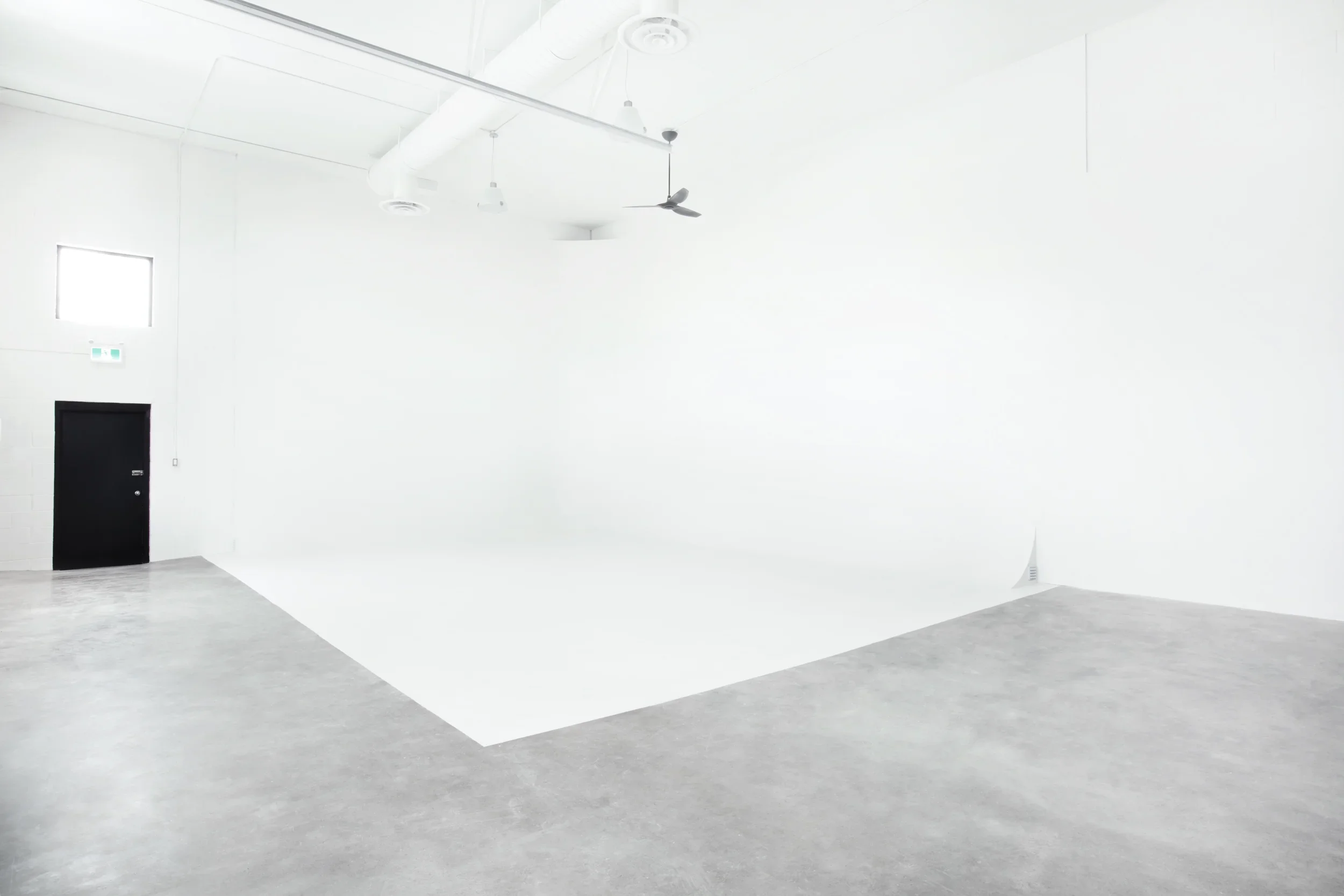 29 ft by 19 ft seamless white cyclorama/cove