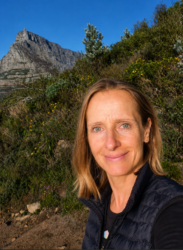 Sabine Räthe, Mental Coach und Psychosoziale Beraterin, beim Wandern in den Bergen bei Rapperswil-Jona.