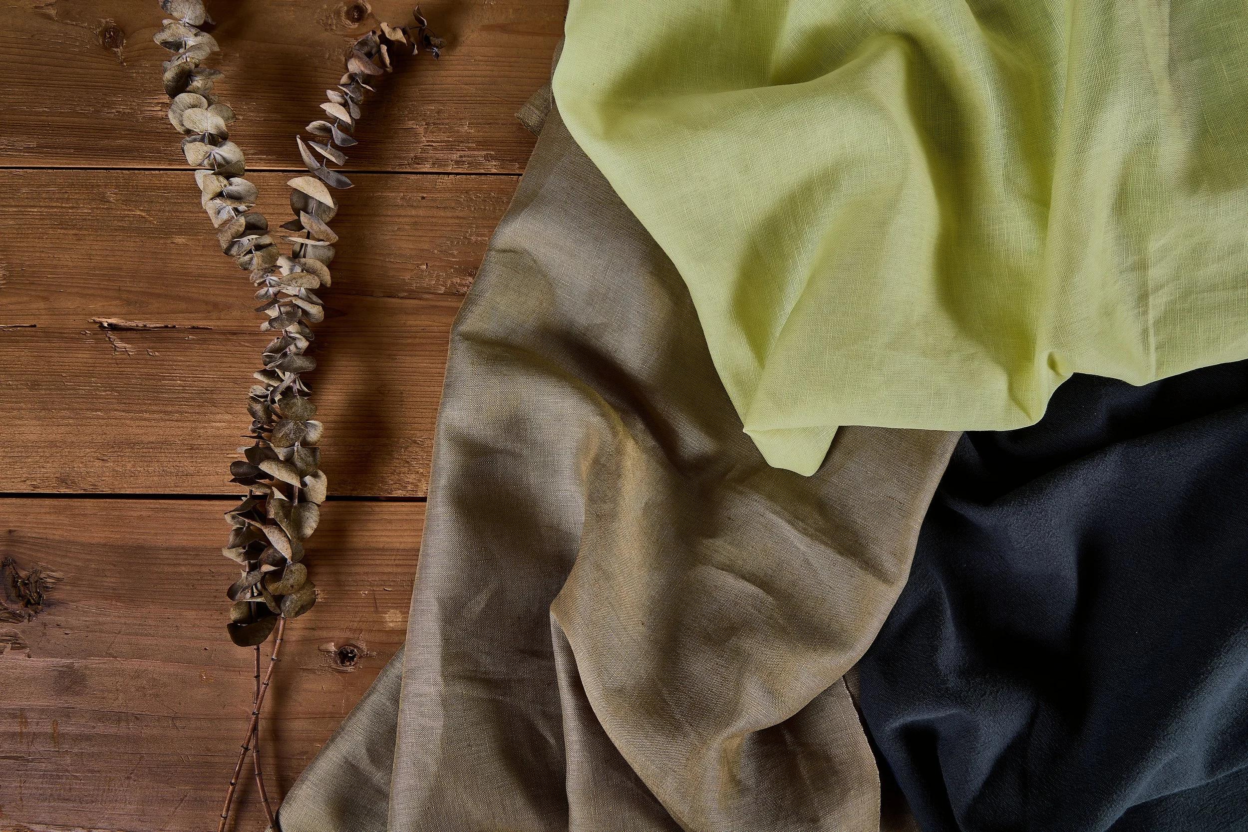 Custom dyed linen and cotton-linen fabric swatches in earth tones, eco-friendly dyed textile palette by China manufacturer Novweave.