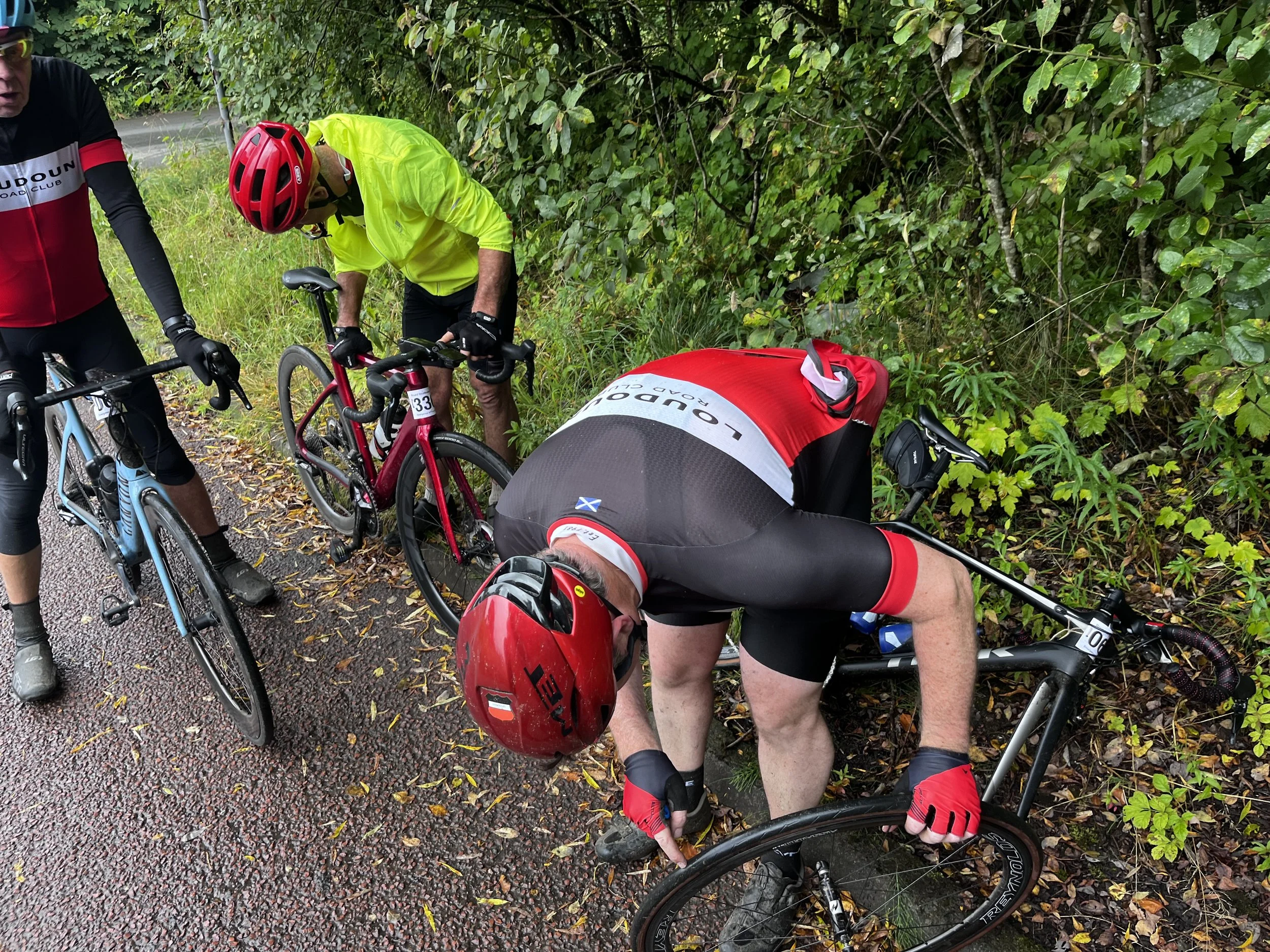Dougie and Billy managing multiple punctures during the Strathaven Round 50 2026