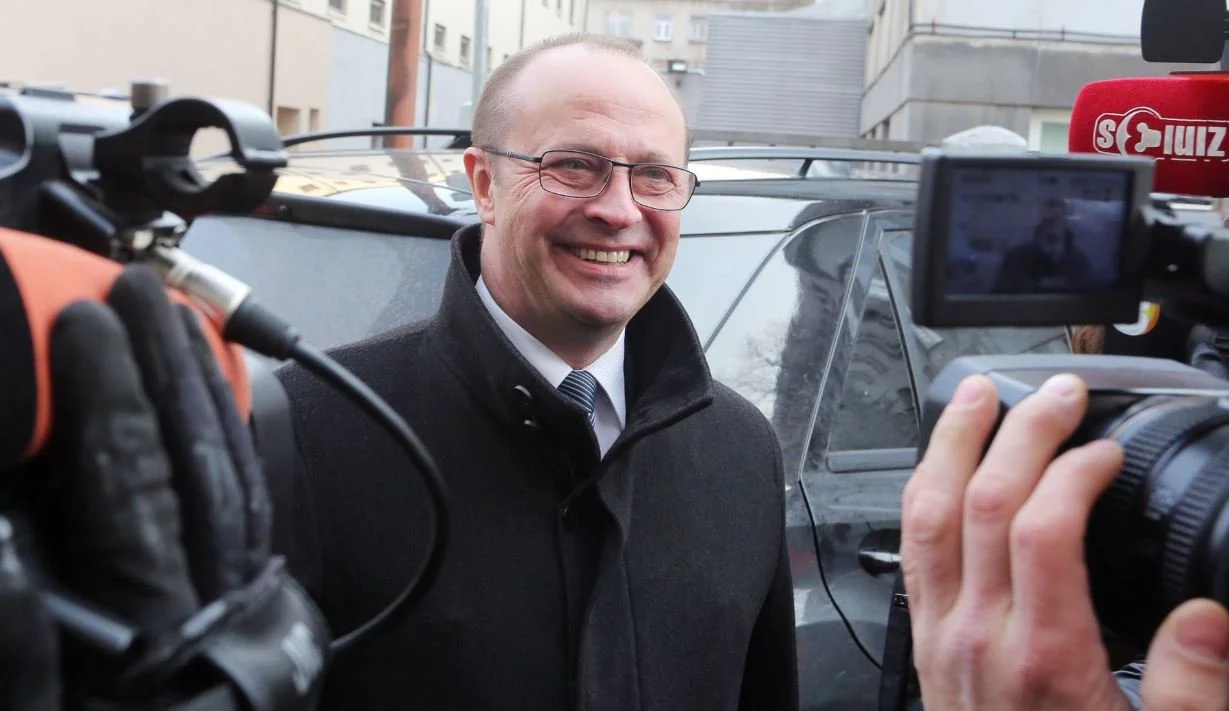 Meras vėl nuskambėjo – žiniasklaida skelbia, kad „kojinėje“ jis laiko daugiau kaip pusę milijono