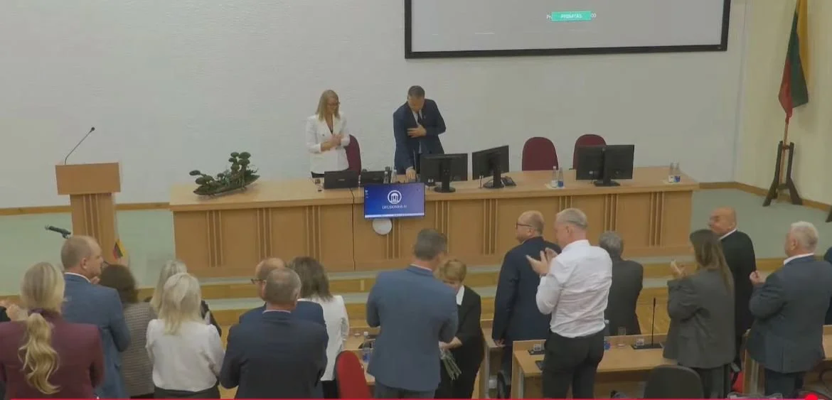 Tarybos posėdyje dau­gu­mos at­sto­vai pri­si­e­ki­nė­jo iš­ti­ki­my­bę R.Ma­li­naus­kui