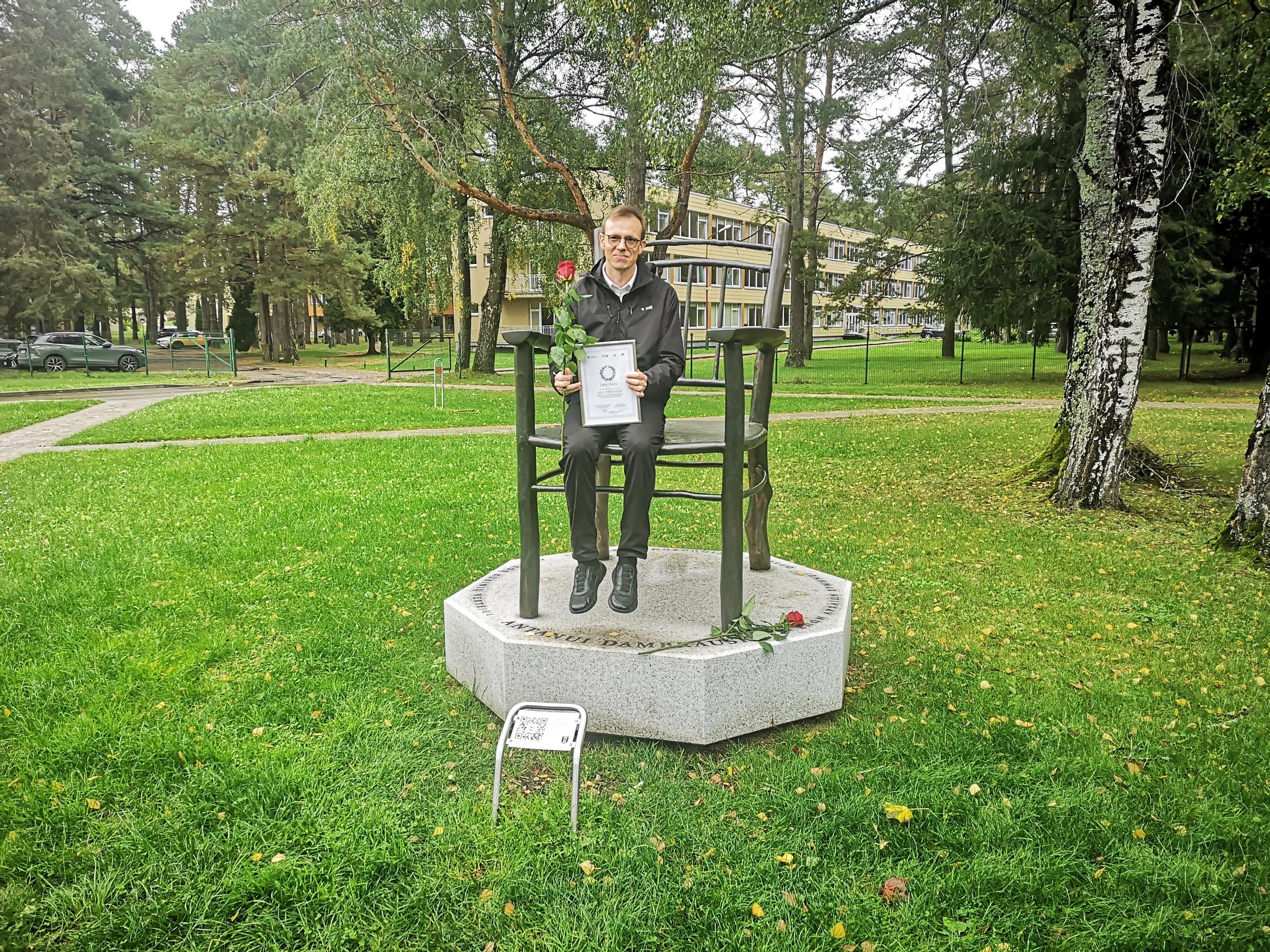 Pre­mi­ja įteik­ta prie ver­tė­jo krės­lo
